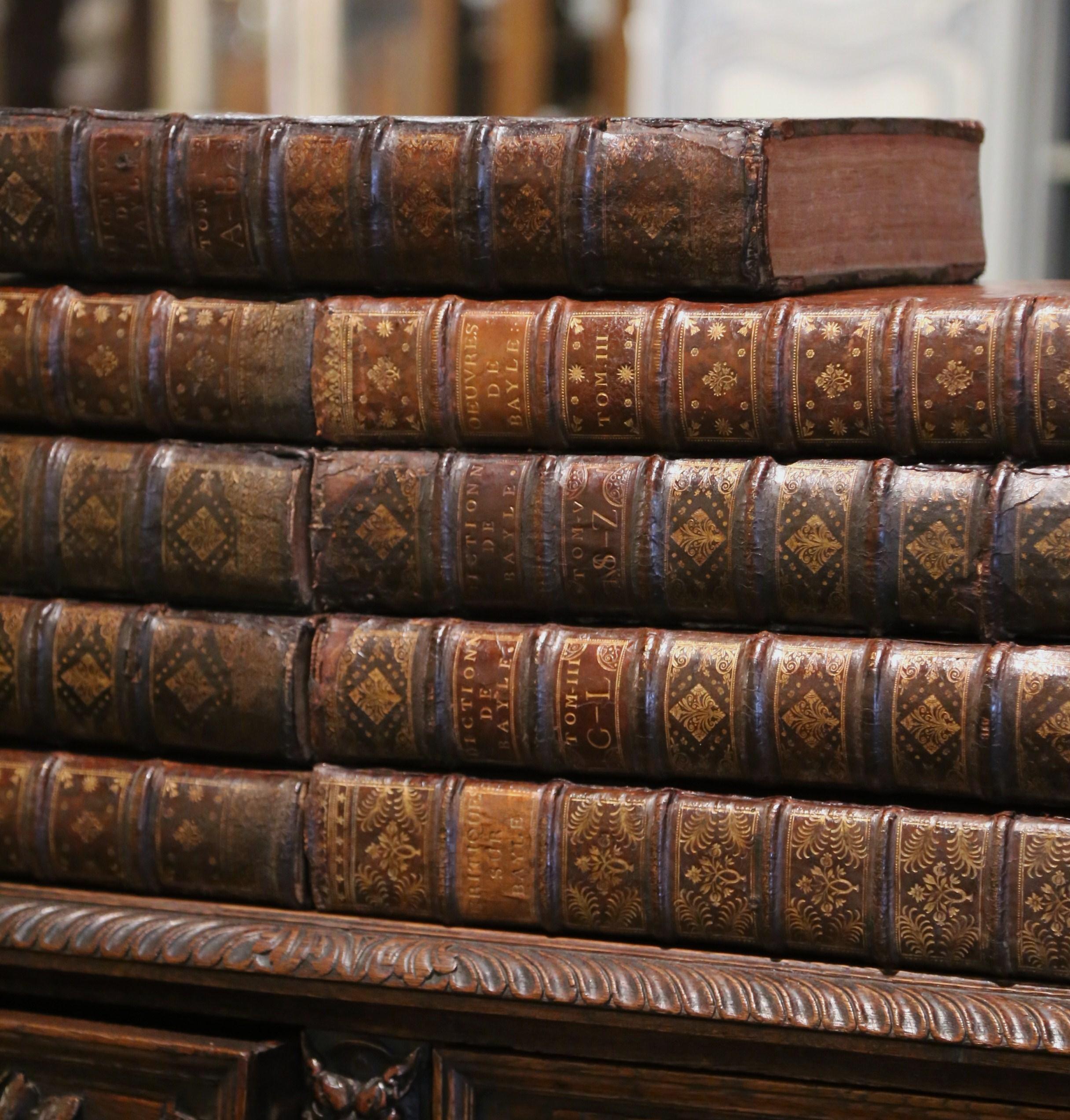 Ensemble de neuf livres reliés en cuir datant de 1727-1748, du début du XVIIIe siècle. Excellent état - En vente à Dallas, TX