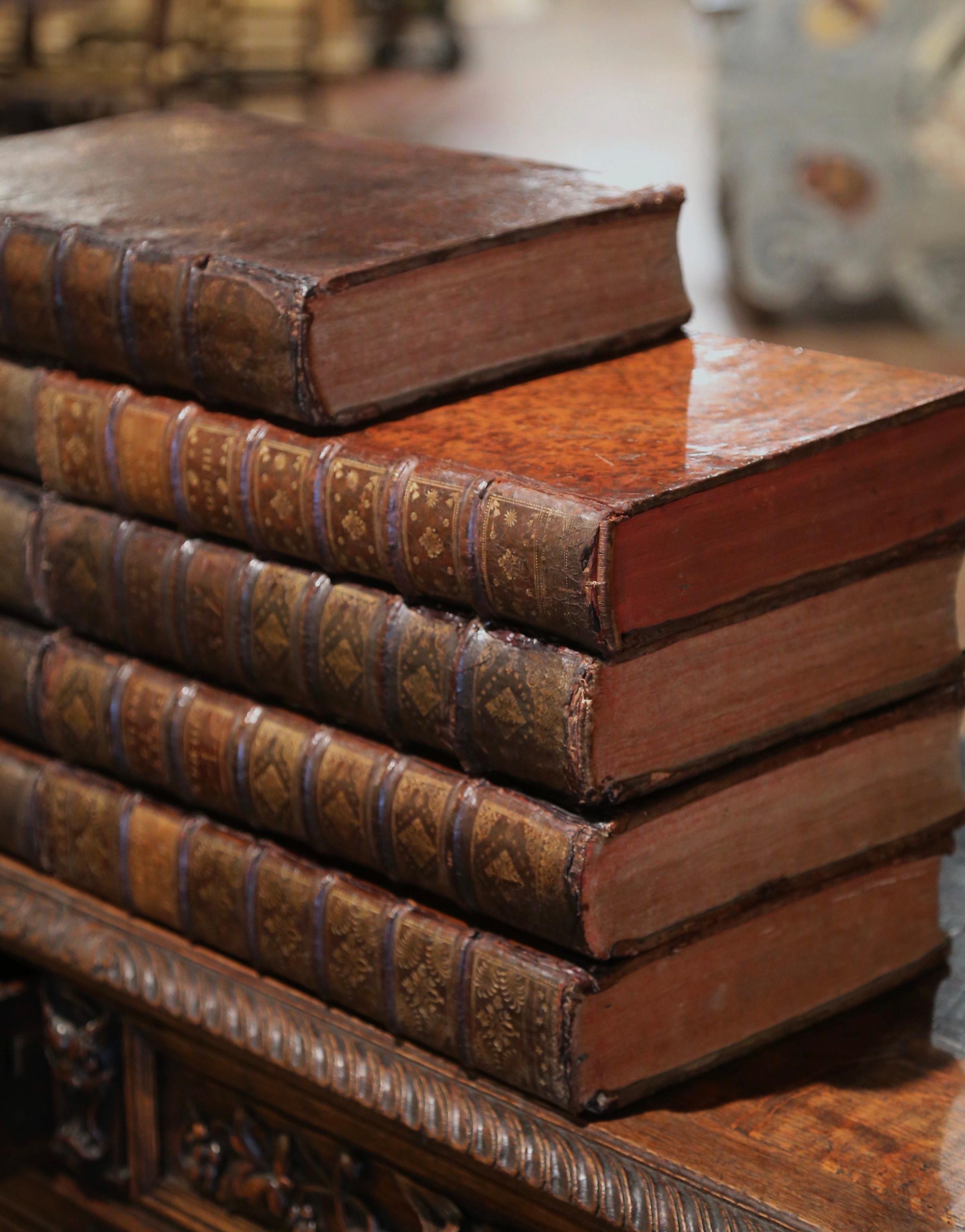 Cuir Ensemble de neuf livres reliés en cuir datant de 1727-1748, du début du XVIIIe siècle. en vente