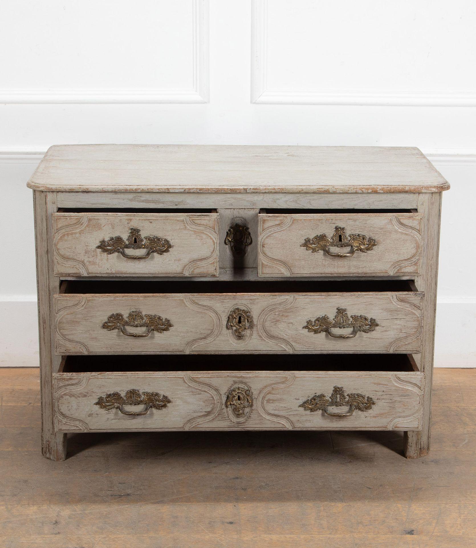 Una bella e robusta commode in quercia francese Luigi XIV del XVIII secolo.
Con una successiva finitura grigio chiaro.
Due cassetti piccoli su due cassetti larghi. Maniglie in ottone ornate, fianchi scanalati e grembiule decorativo.