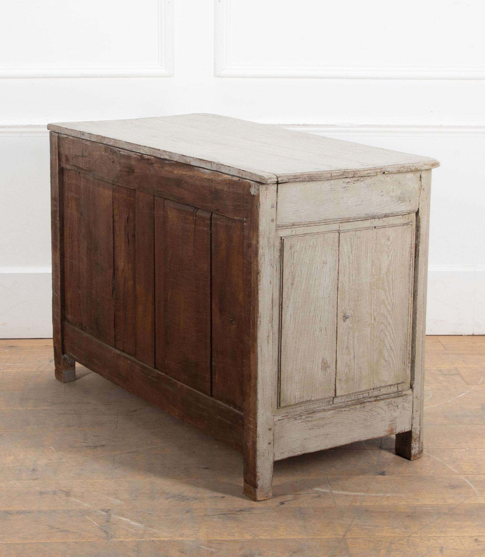 Commode in quercia dipinta Luigi XIV dell'inizio del XVIII secolo In condizioni buone in vendita a Gloucestershire, GB