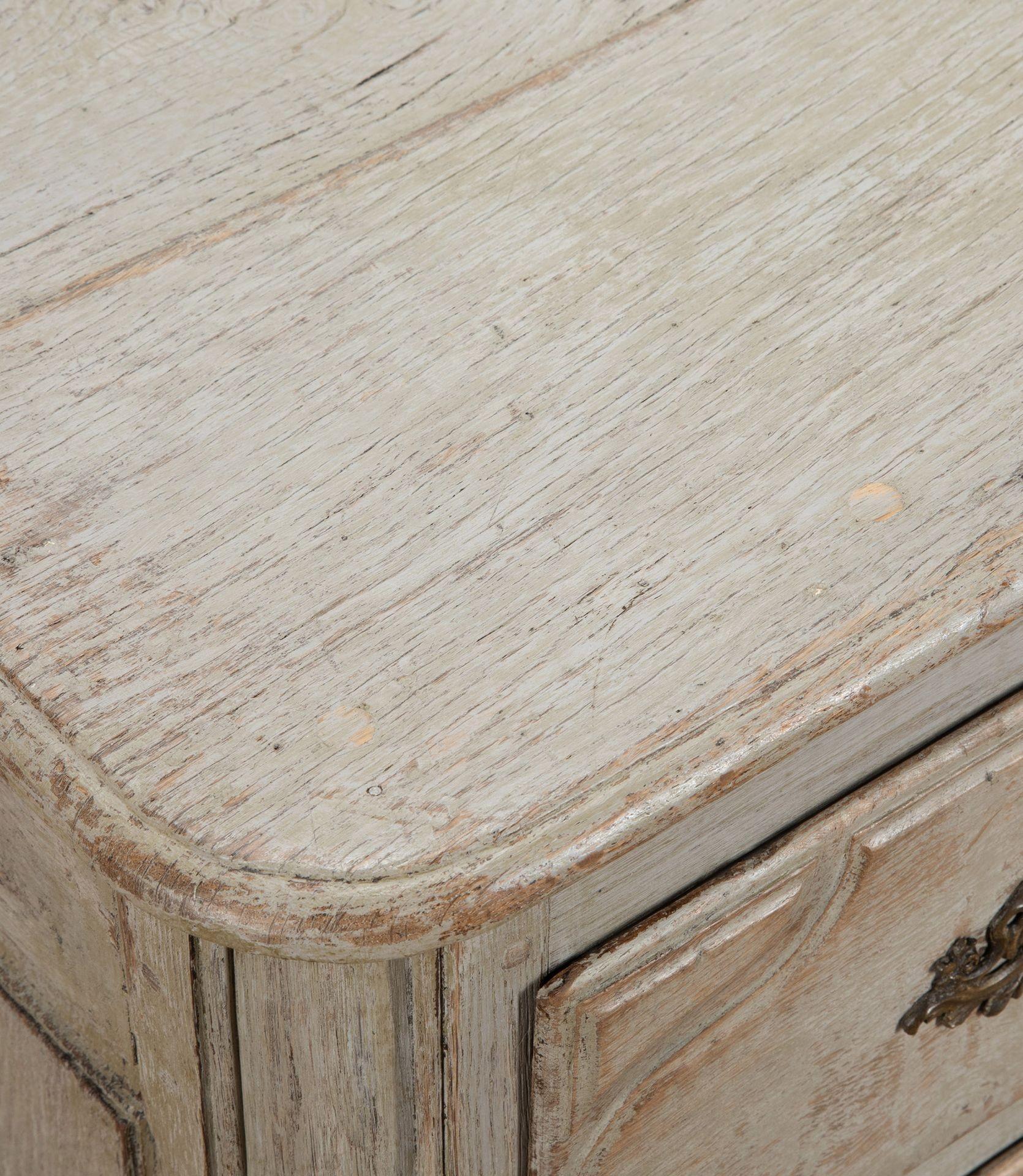 Fino al XVIII secolo Commode in quercia dipinta Luigi XIV dell'inizio del XVIII secolo in vendita