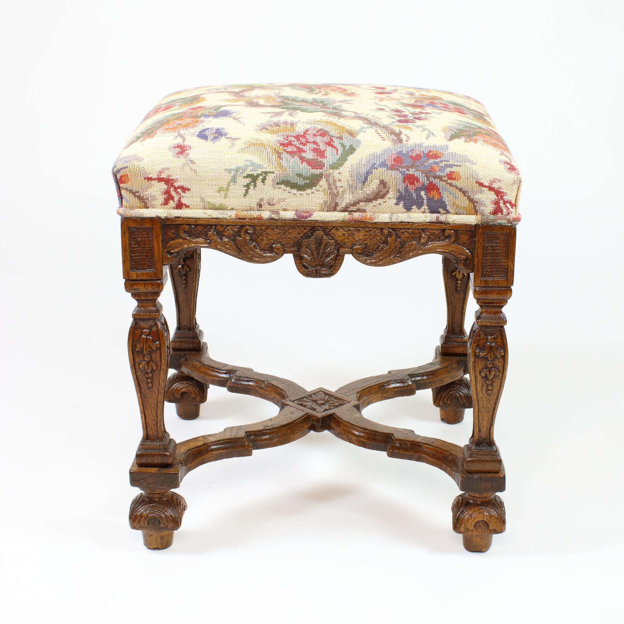Early 18th Century French Louis XIV/Régence Carved Oak Stool or Tabouret In Good Condition For Sale In Berlin, DE