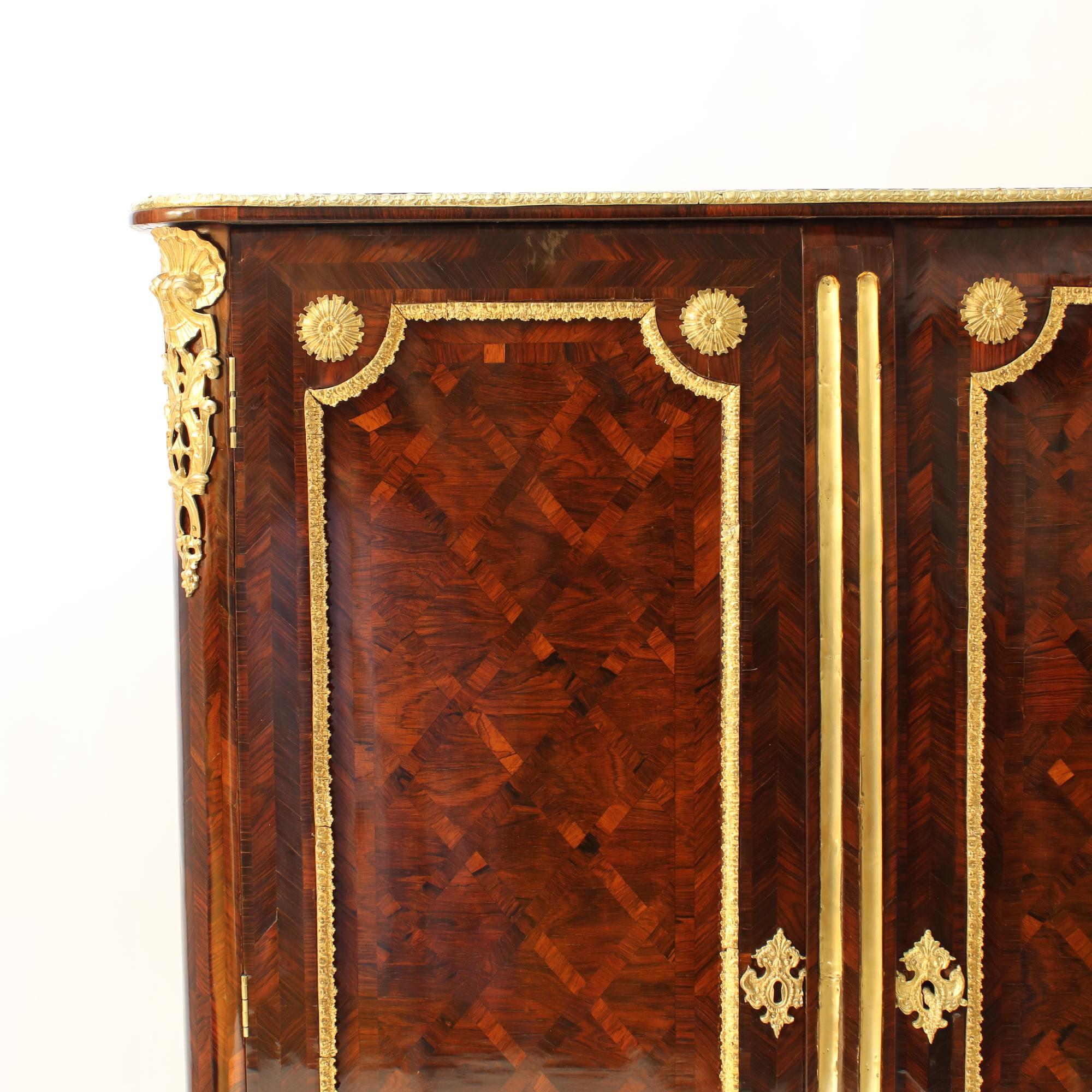 Early 18th Century French Louis XIV Régence Trellis Marquetry Armoire Wardrobe For Sale 7