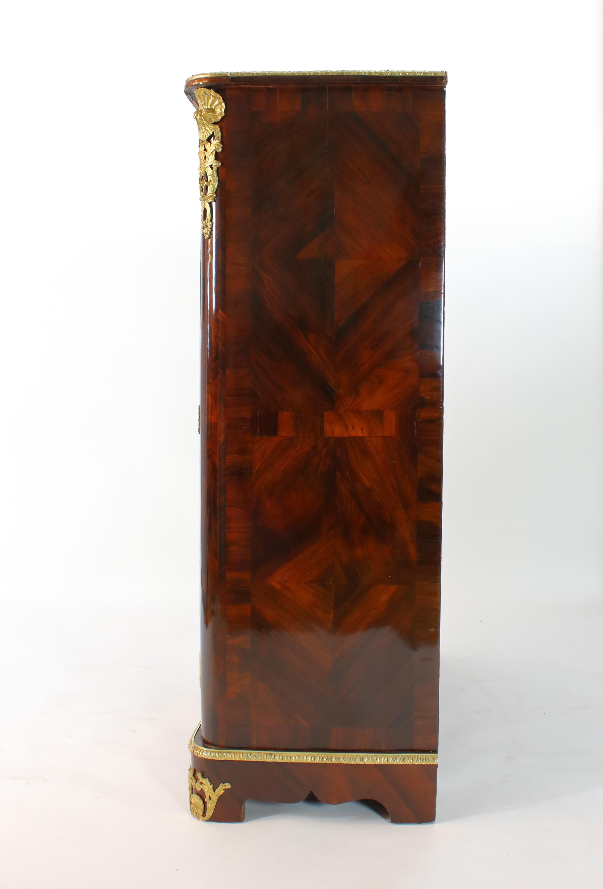 Bronzo Armadio francese Luigi XIV Régence Trellis Marquetry dell'inizio del XVIII secolo in vendita