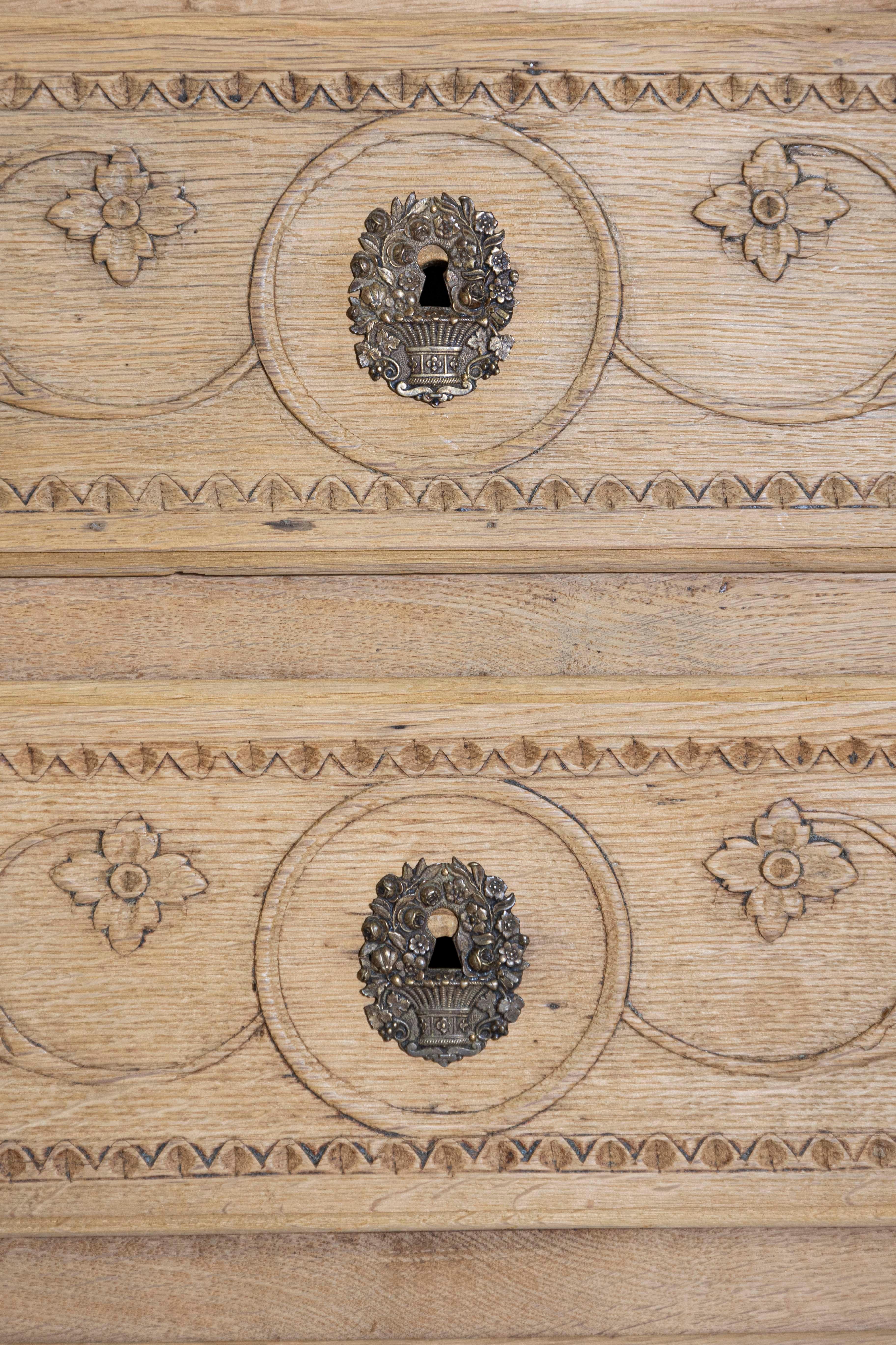 Commode Louis XVI blanchie du début du 18e siècle Circa 1800 Bon état - En vente à Atlanta, GA