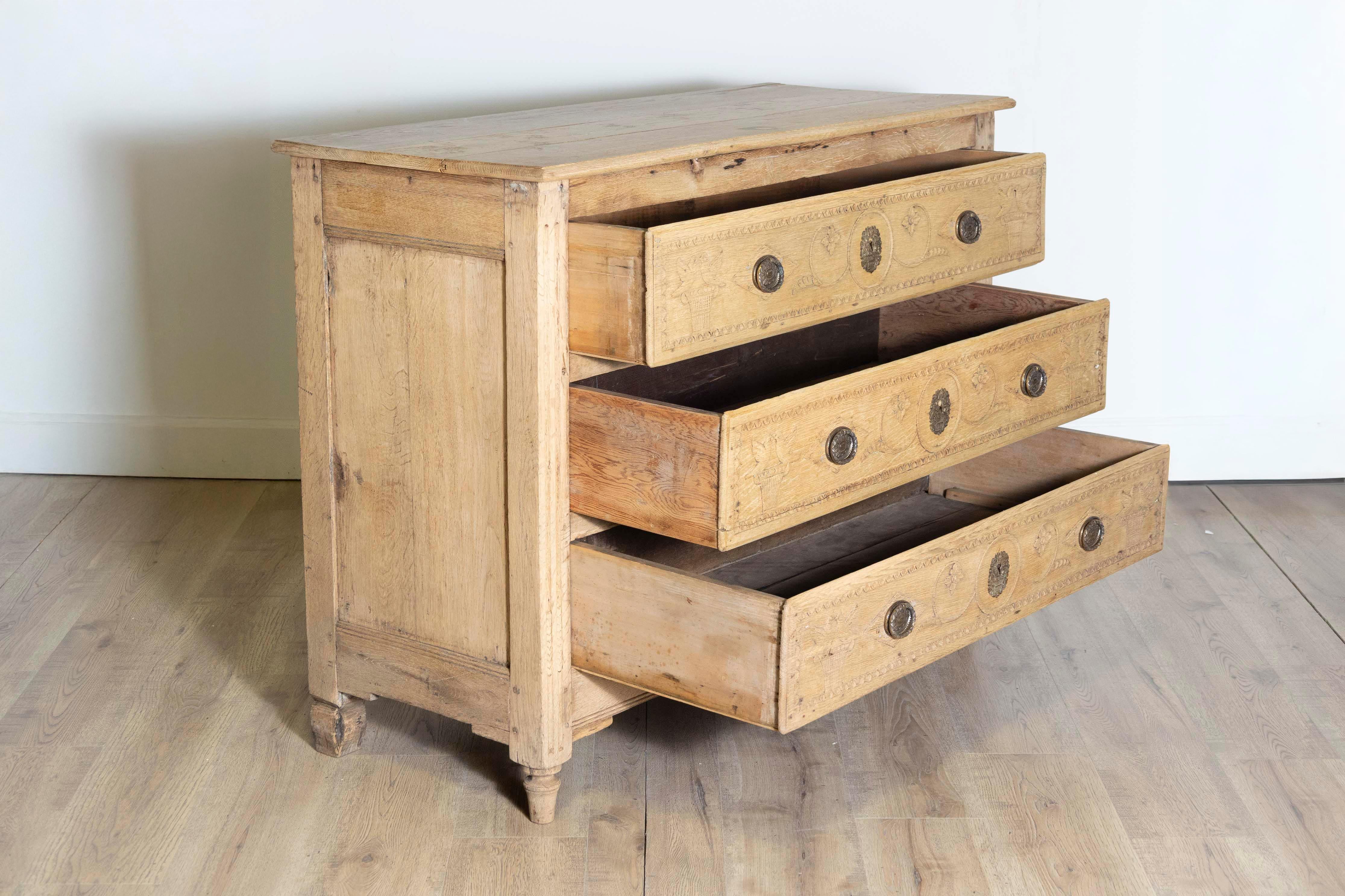 Chêne Commode Louis XVI blanchie du début du 18e siècle Circa 1800 en vente