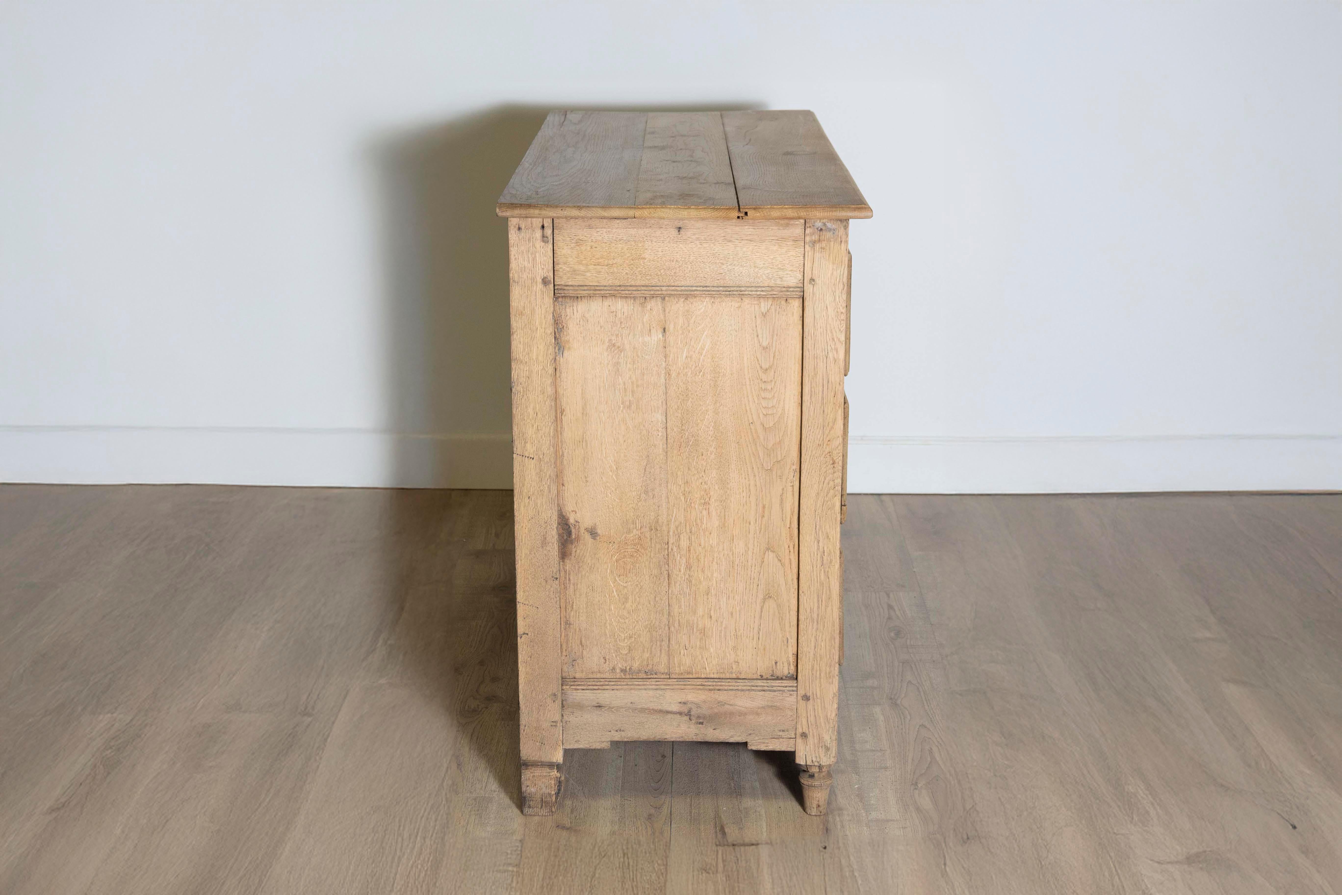Commode Louis XVI blanchie du début du 18e siècle Circa 1800 en vente 1