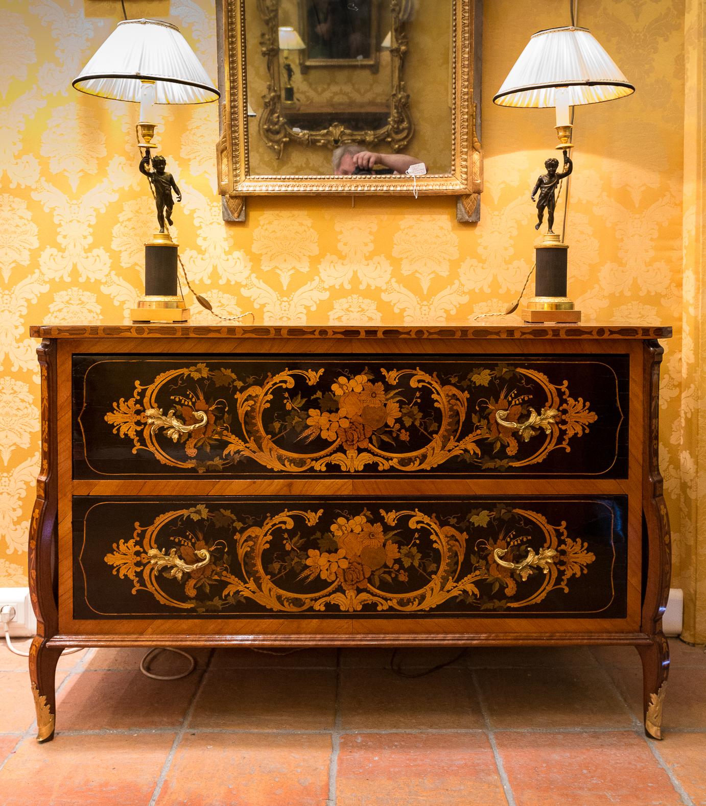 Early 18th century French marquetry Mazarine commode 

A beautiful and rare French Mazarine commode, opening by two drawers with exquisite flower marquetry in ebony, walnut, plum wood, sycamore to the manner of famous the famous cabinetmaker