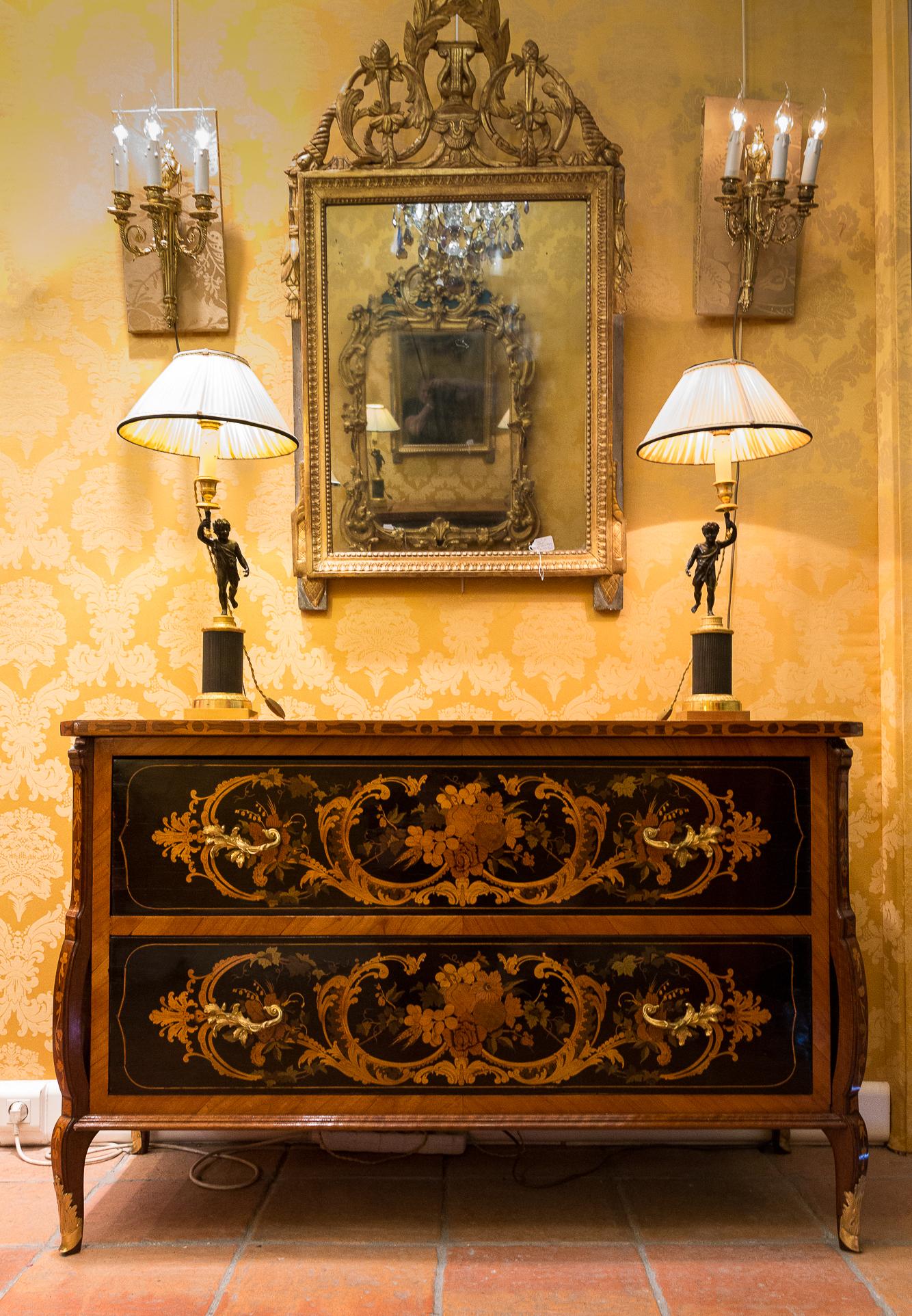 Early 18th Century French Marquetry Mazarine Commode im Zustand „Gut“ in Saint Ouen, FR