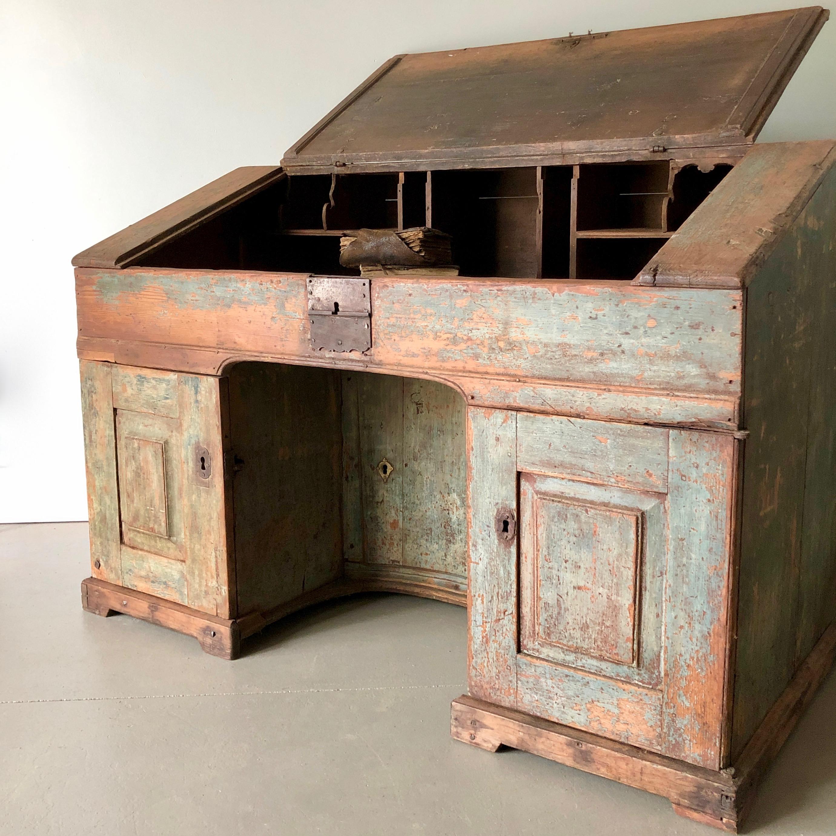 Early 18th century monastery writing desk in original patina and hardwares, locks are without keys. Inside many small compartments with open top.
Surprising pieces and objects, authentic, decorative and rare items. Discover them all.