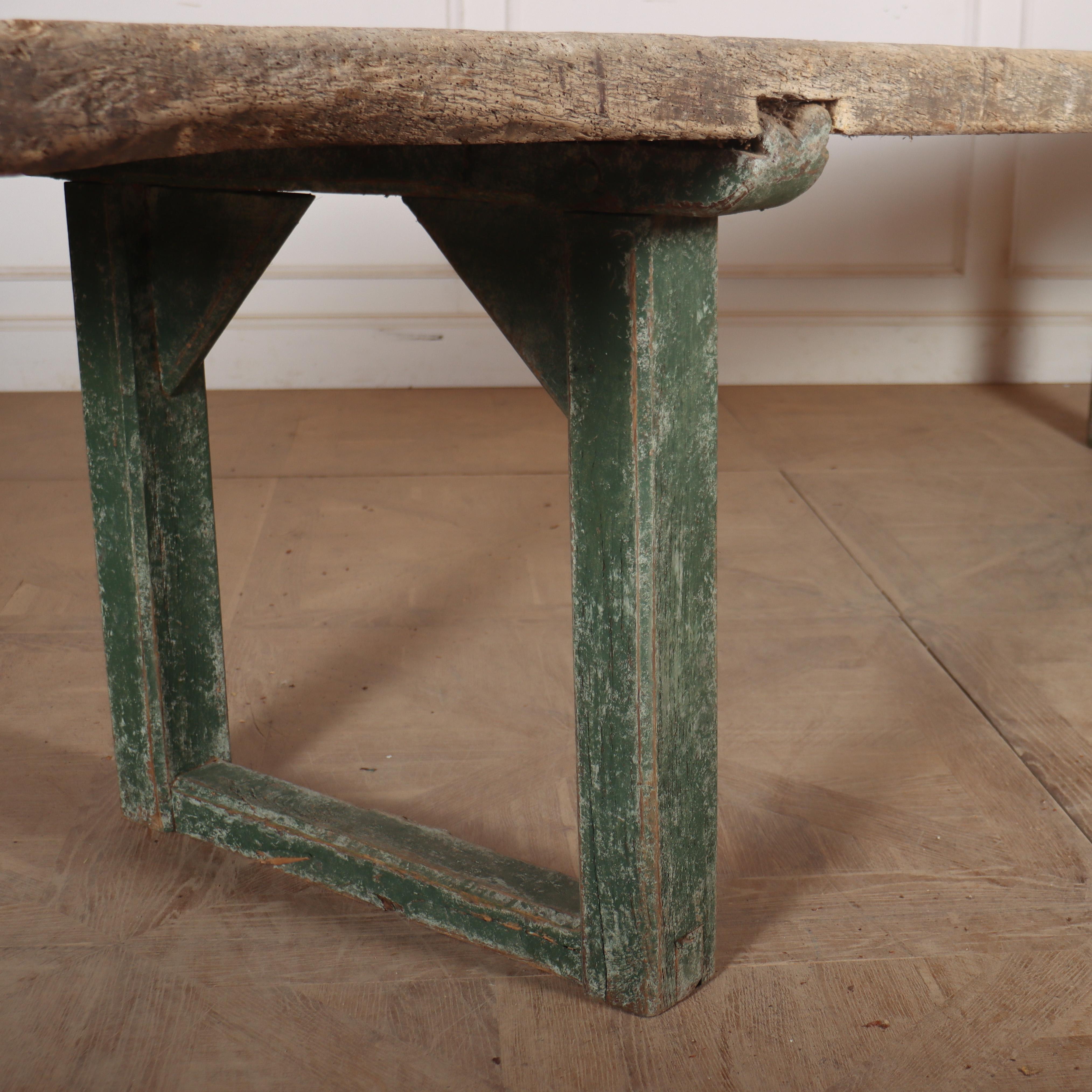 Étonnante table de monastère en chêne et sycomore français du début du XVIIIe siècle, avec divers rapiéçages anciens sur un plateau de 2,5 pouces d'épaisseur. 1740. 

Code : 9144

Dimensions :
W: 154