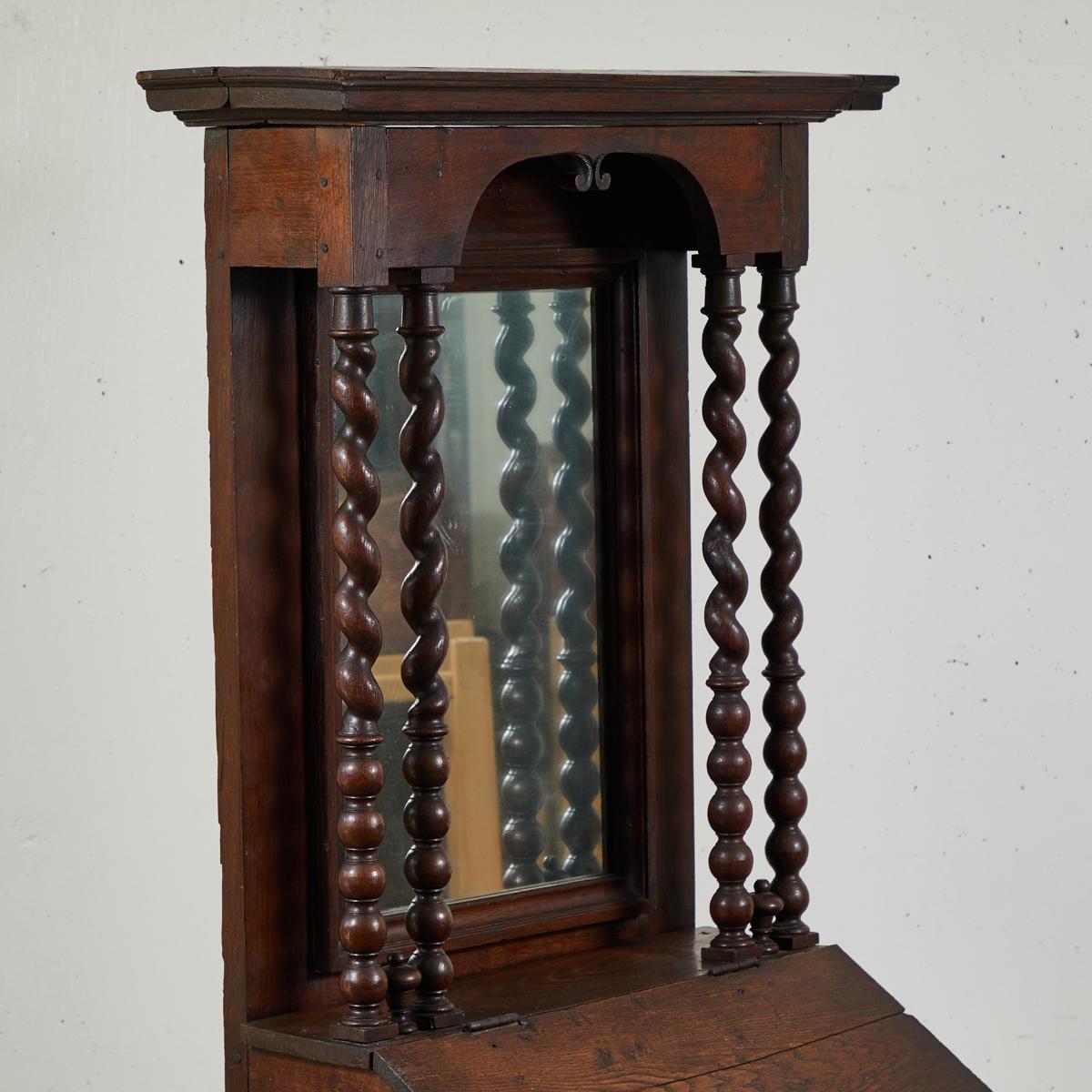 Bois Petit secrétaire ou bureau français du début du XVIIIe siècle avec meuble de rangement en saillie en vente