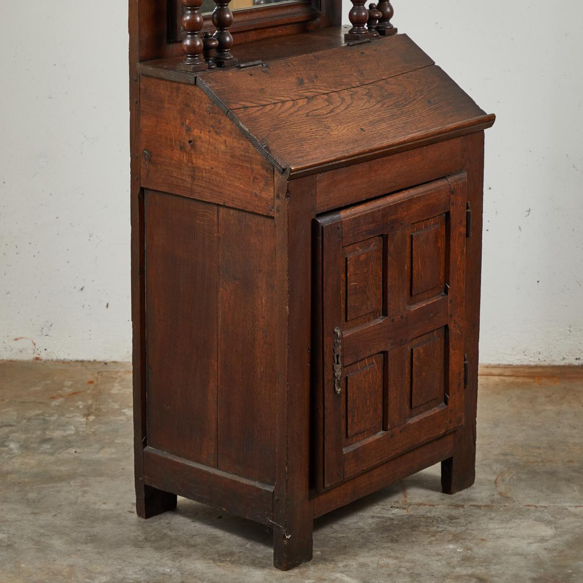 Petit secrétaire ou bureau français du début du XVIIIe siècle avec meuble de rangement en saillie en vente 1