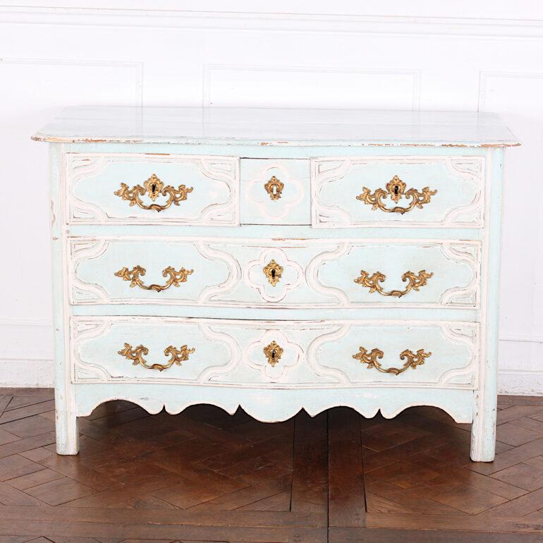Early 18th Century French Regence Commode  In Good Condition In Vancouver, British Columbia