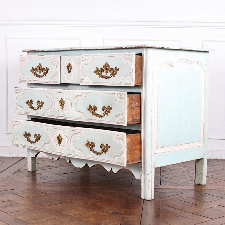 Early 18th Century French Regence Commode  4