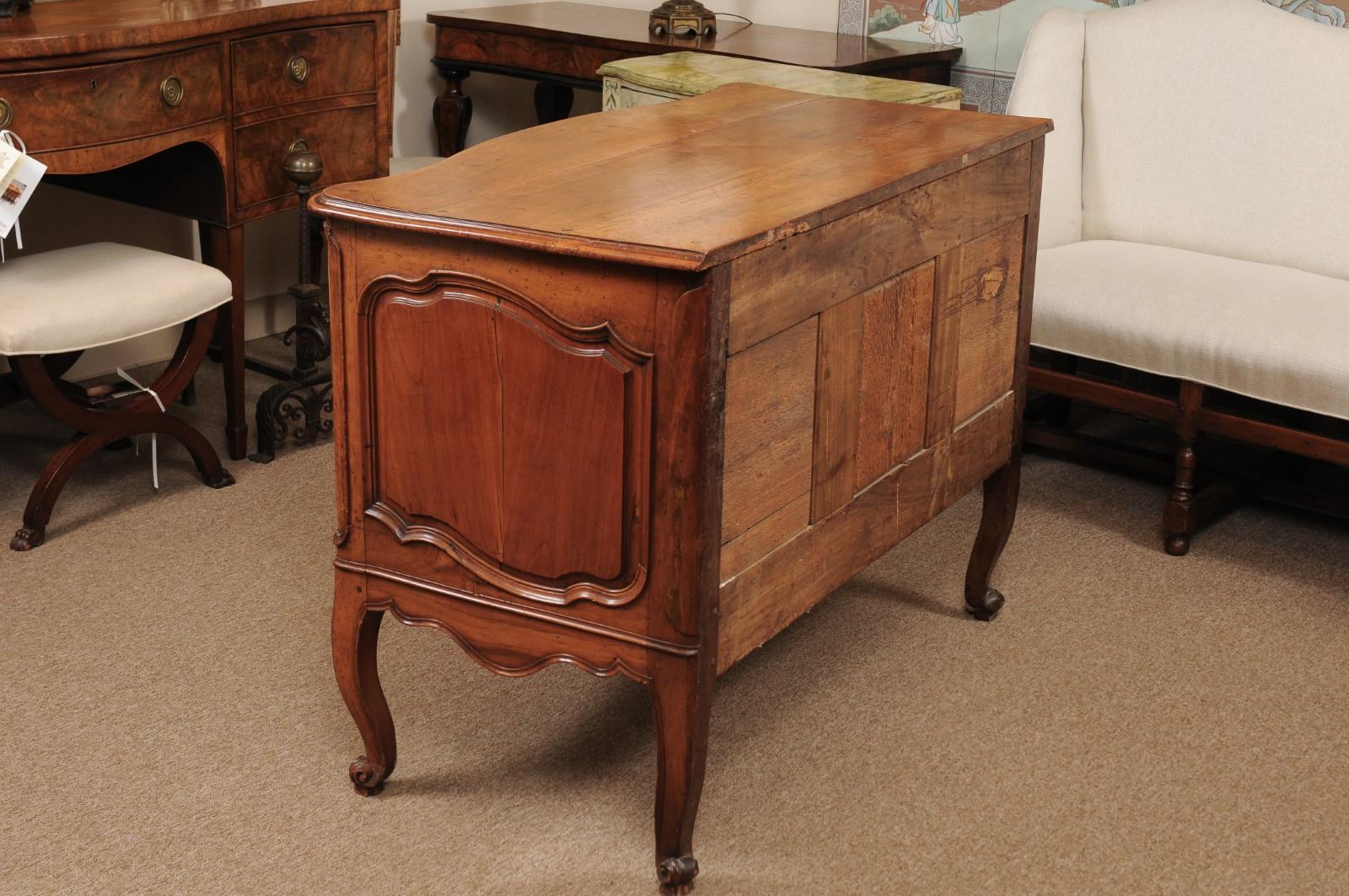 Legno di alberi da frutto Commode Regence francese del primo Settecento in legno di frutto in vendita