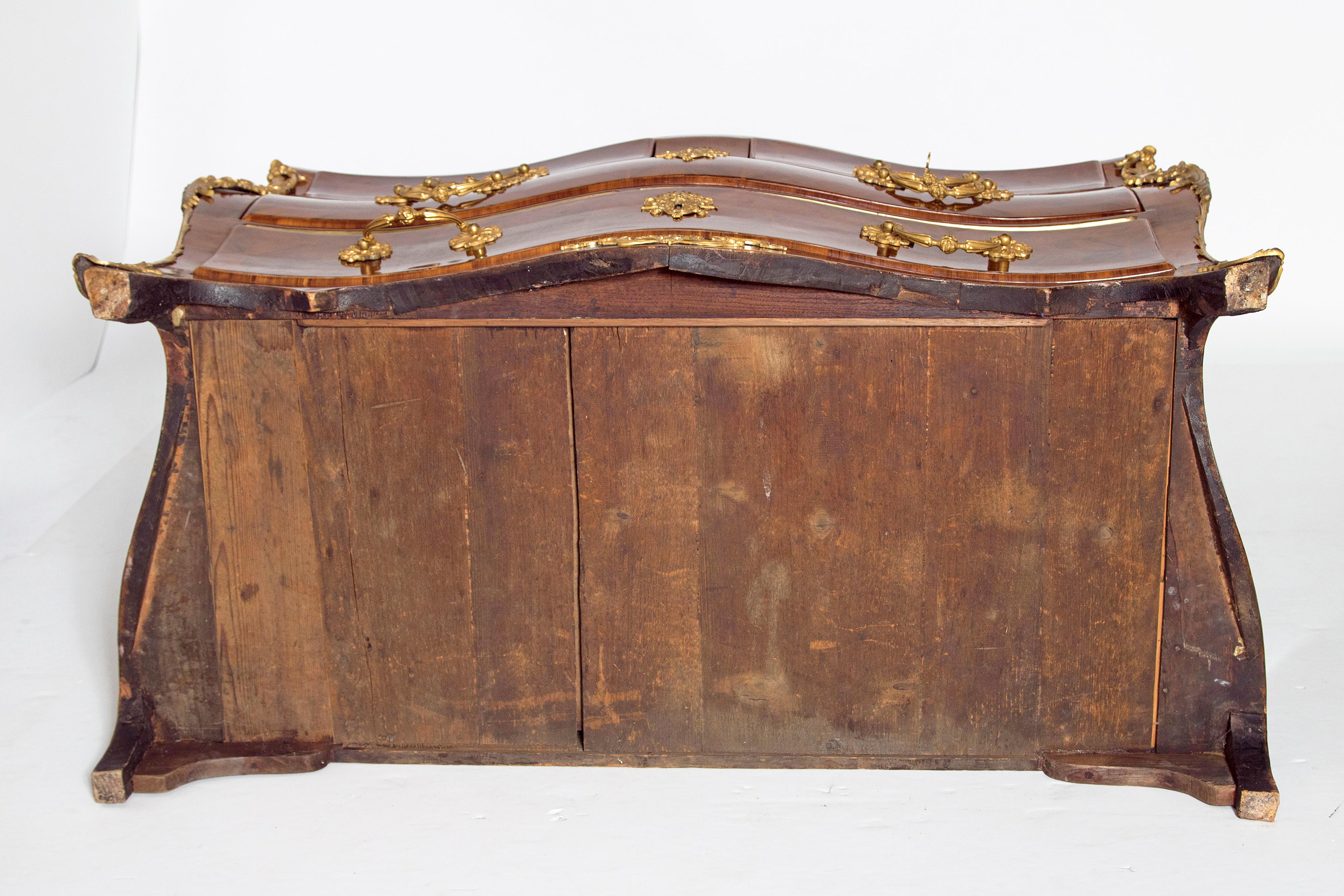 Early 18th Century French Regence Dore Bronze Bombe Commode For Sale 10