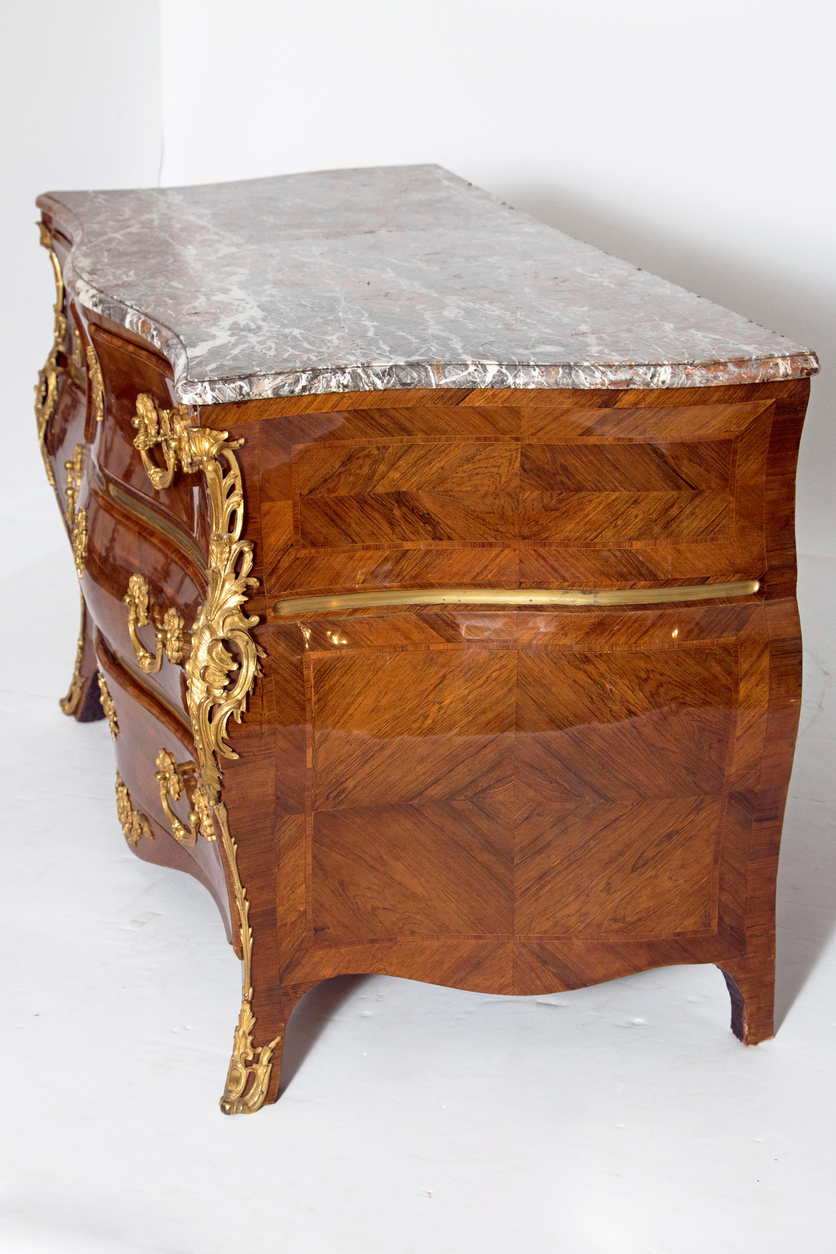 Early 18th Century French Regence Dore Bronze Bombe Commode In Good Condition For Sale In Dallas, TX