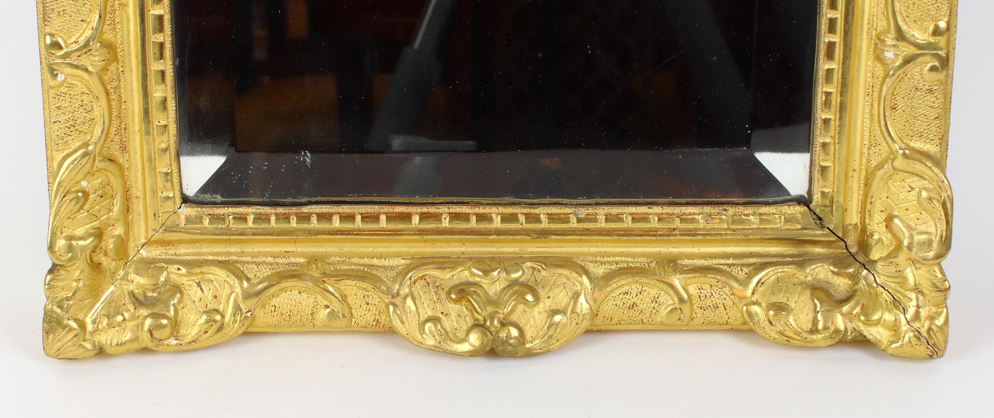 Français Miroir en bois doré floral de la Régence française du début du XVIIIe siècle en vente