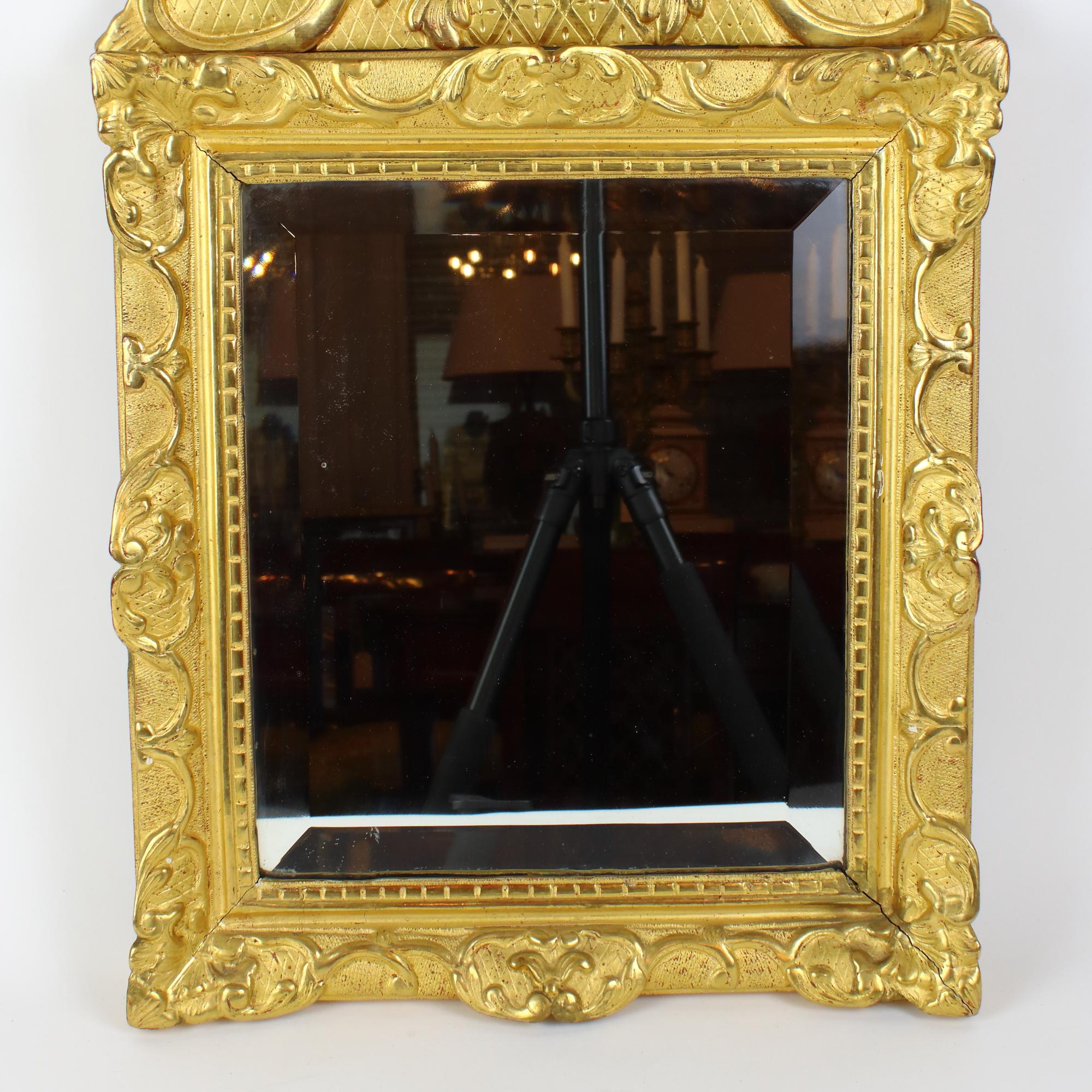 Sculpté Miroir en bois doré floral de la Régence française du début du XVIIIe siècle en vente