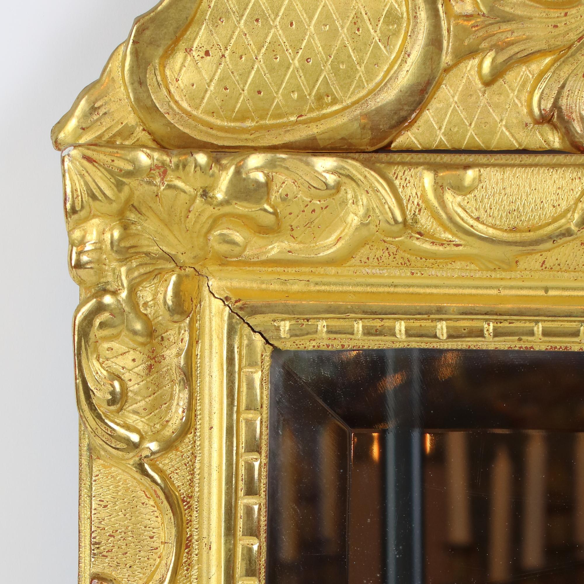 Early 18th Century French Regence Floral Giltwood Mirror In Good Condition For Sale In Berlin, DE