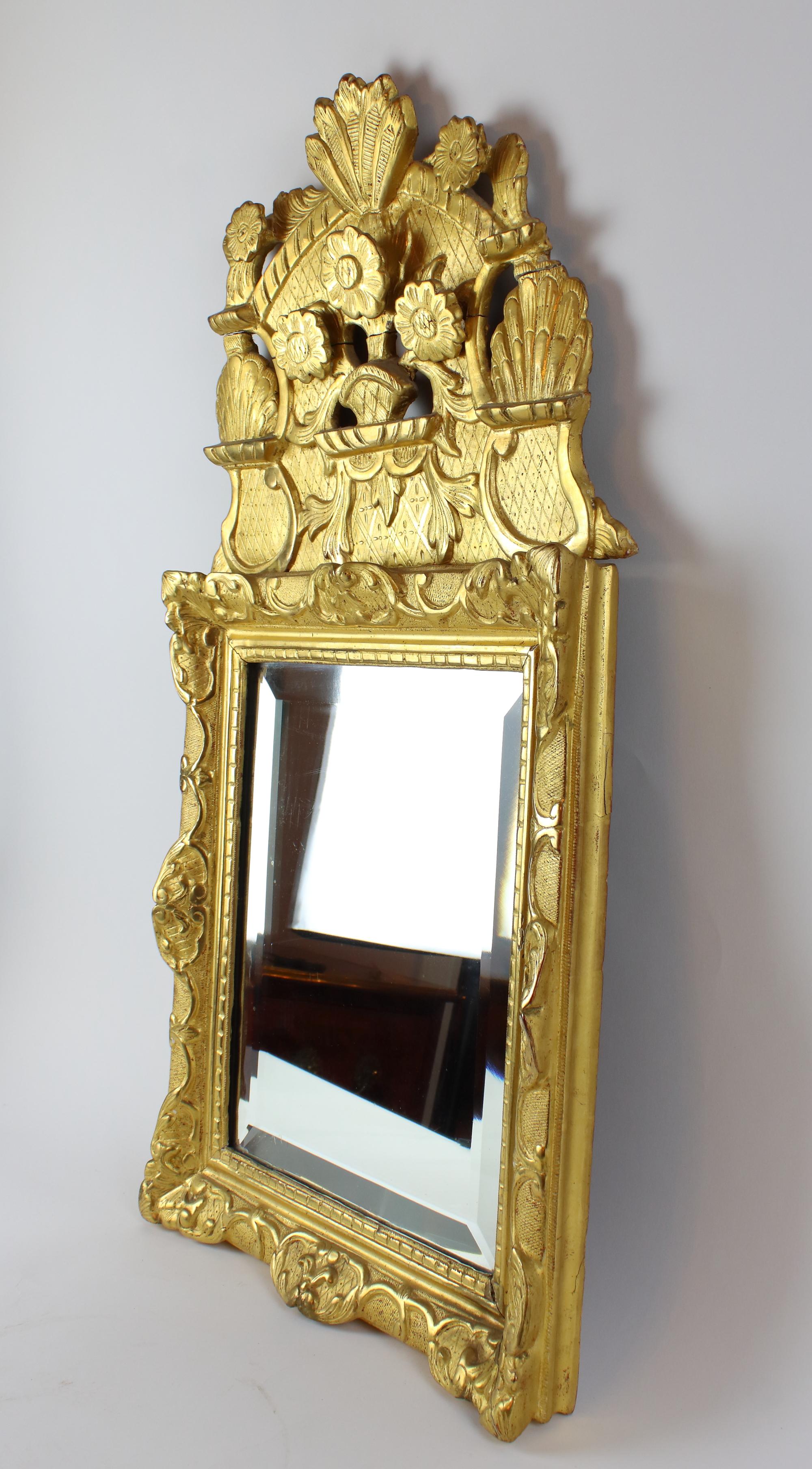 Bois doré Miroir en bois doré floral de la Régence française du début du XVIIIe siècle en vente