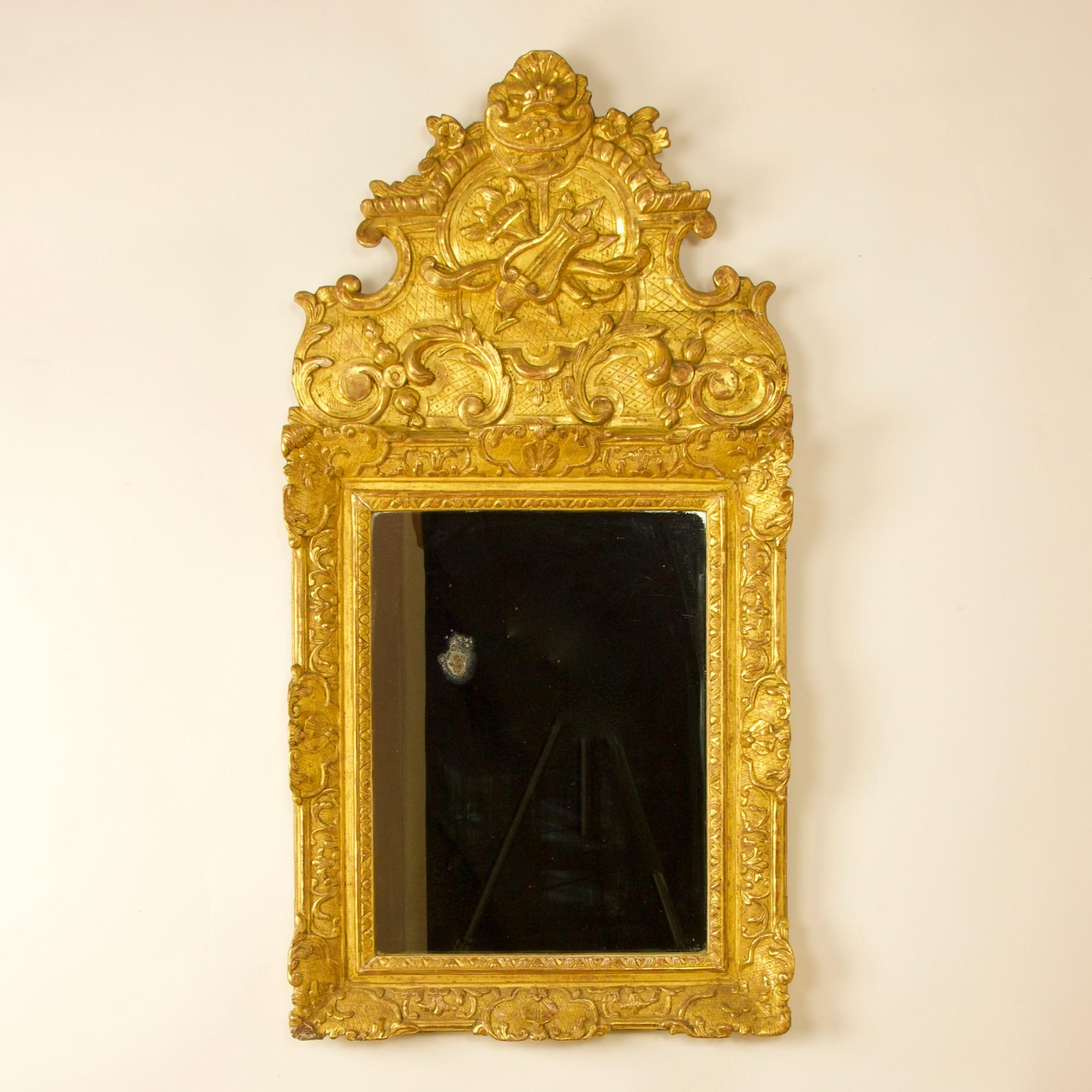 Französischer Regence-Spiegel aus vergoldetem Holz mit Liebessymbol aus dem frühen 18. Jahrhundert (Régence) im Angebot
