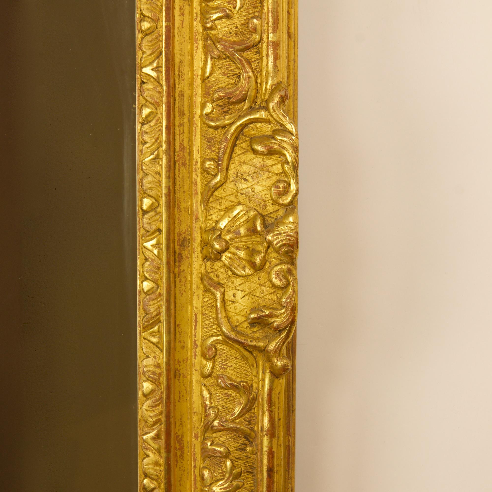 Sculpté Miroir en bois doré du début du XVIIIe siècle, symbole de l'amour de la Régence française en vente