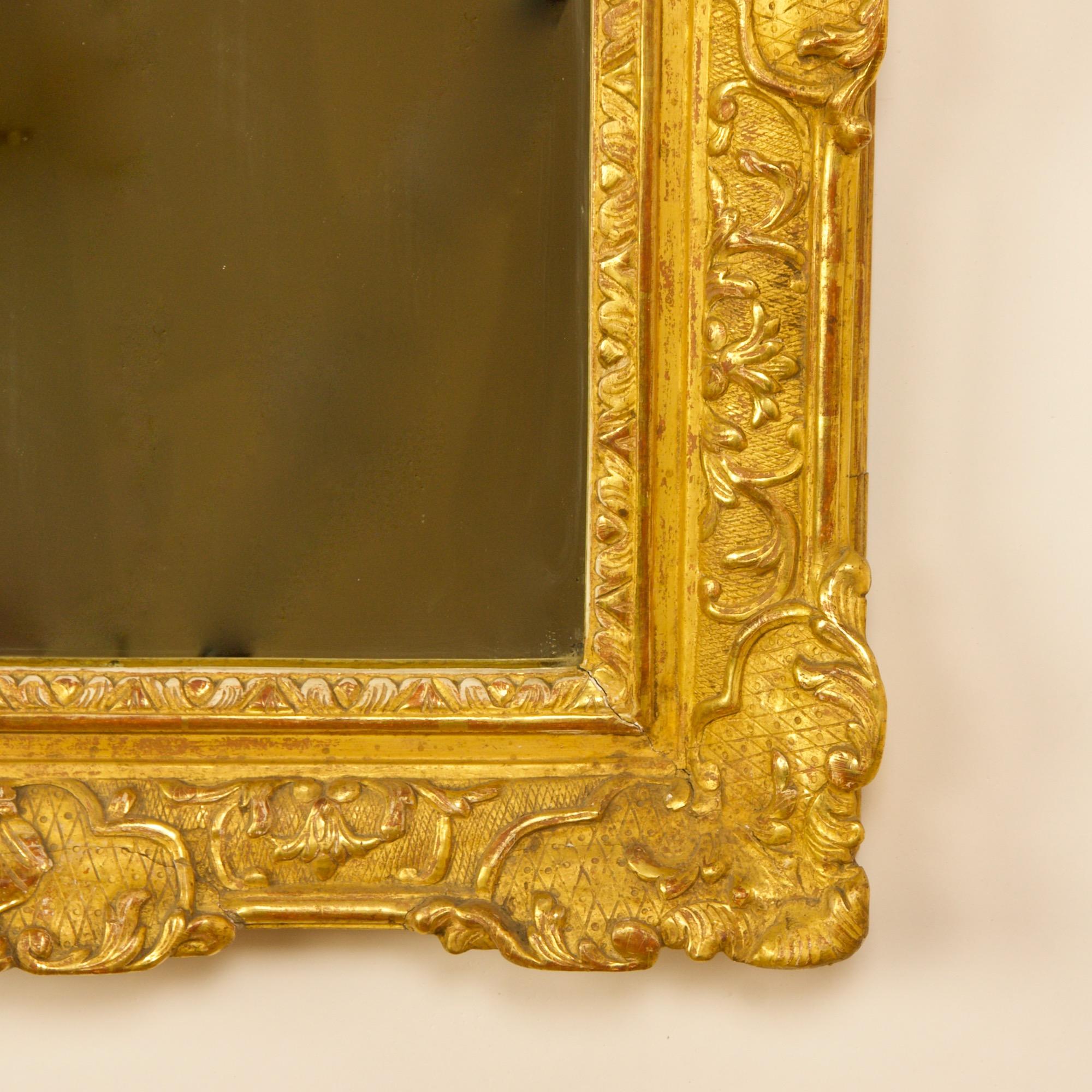 Französischer Regence-Spiegel aus vergoldetem Holz mit Liebessymbol aus dem frühen 18. Jahrhundert im Zustand „Gut“ im Angebot in Berlin, DE