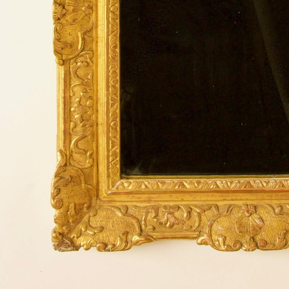 Französischer Regence-Spiegel aus vergoldetem Holz mit Liebessymbol aus dem frühen 18. Jahrhundert (Vergoldetes Holz) im Angebot