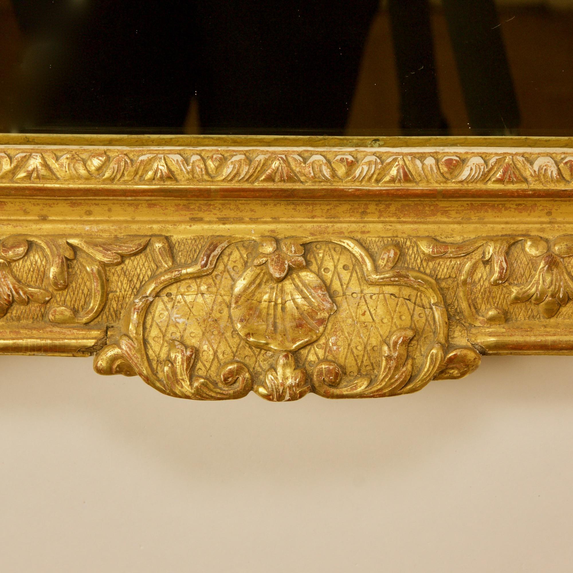 Französischer Regence-Spiegel aus vergoldetem Holz mit Liebessymbol aus dem frühen 18. Jahrhundert im Angebot 1