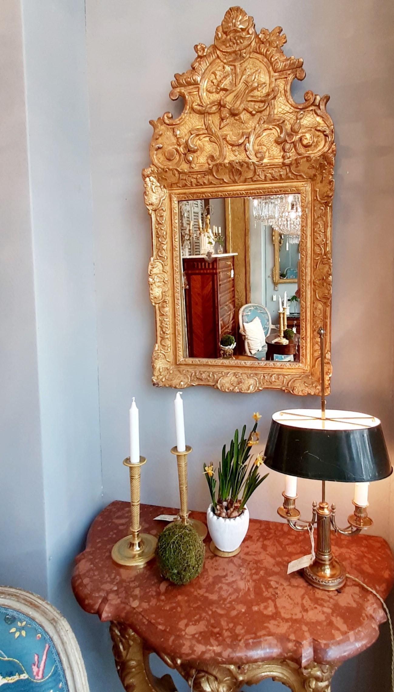 Französischer Regence-Spiegel aus vergoldetem Holz mit Liebessymbol aus dem frühen 18. Jahrhundert im Angebot 3