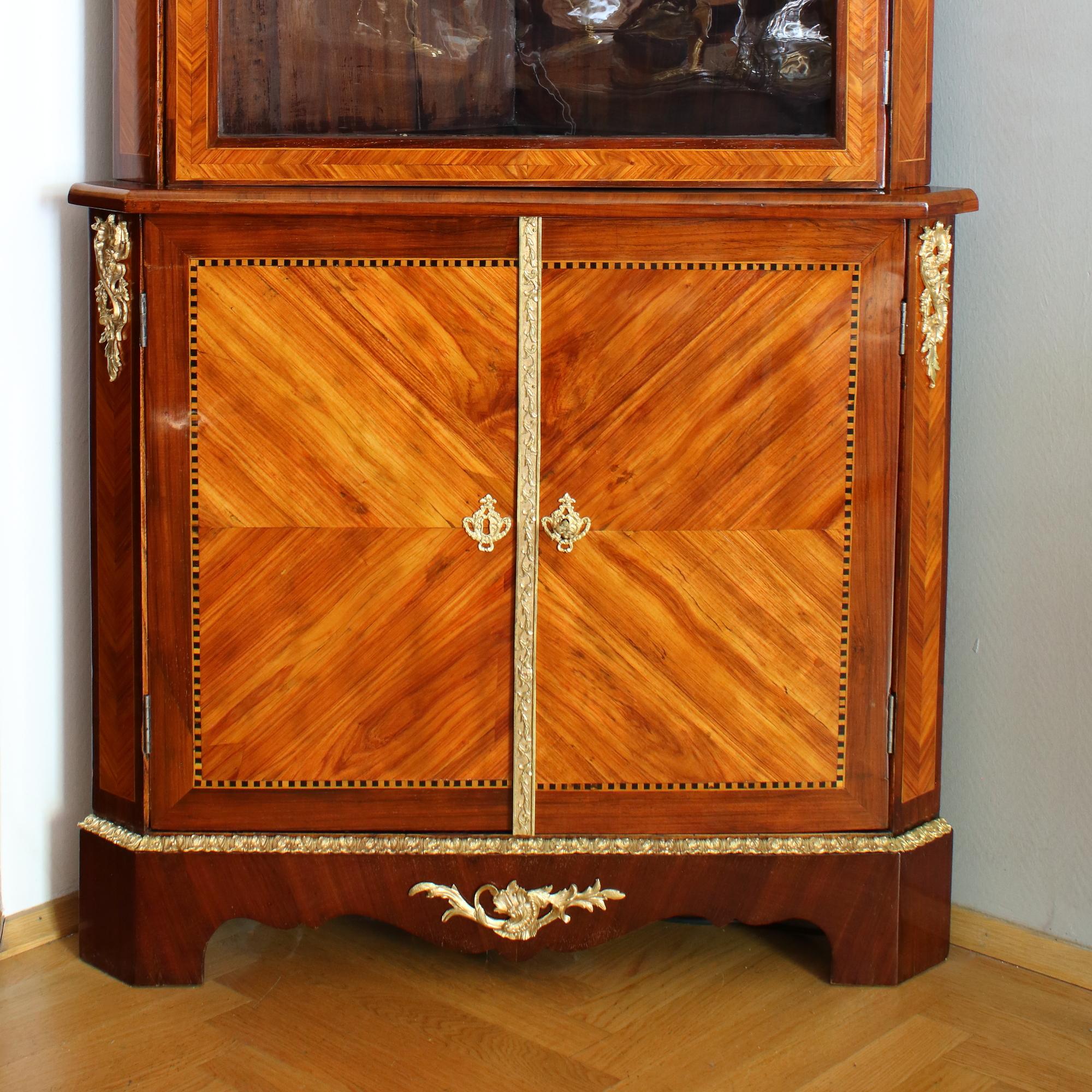 Early 18th Century French Régence Marquetry Two-Piece Corner Cabinet/ Encoignure In Good Condition In Berlin, DE