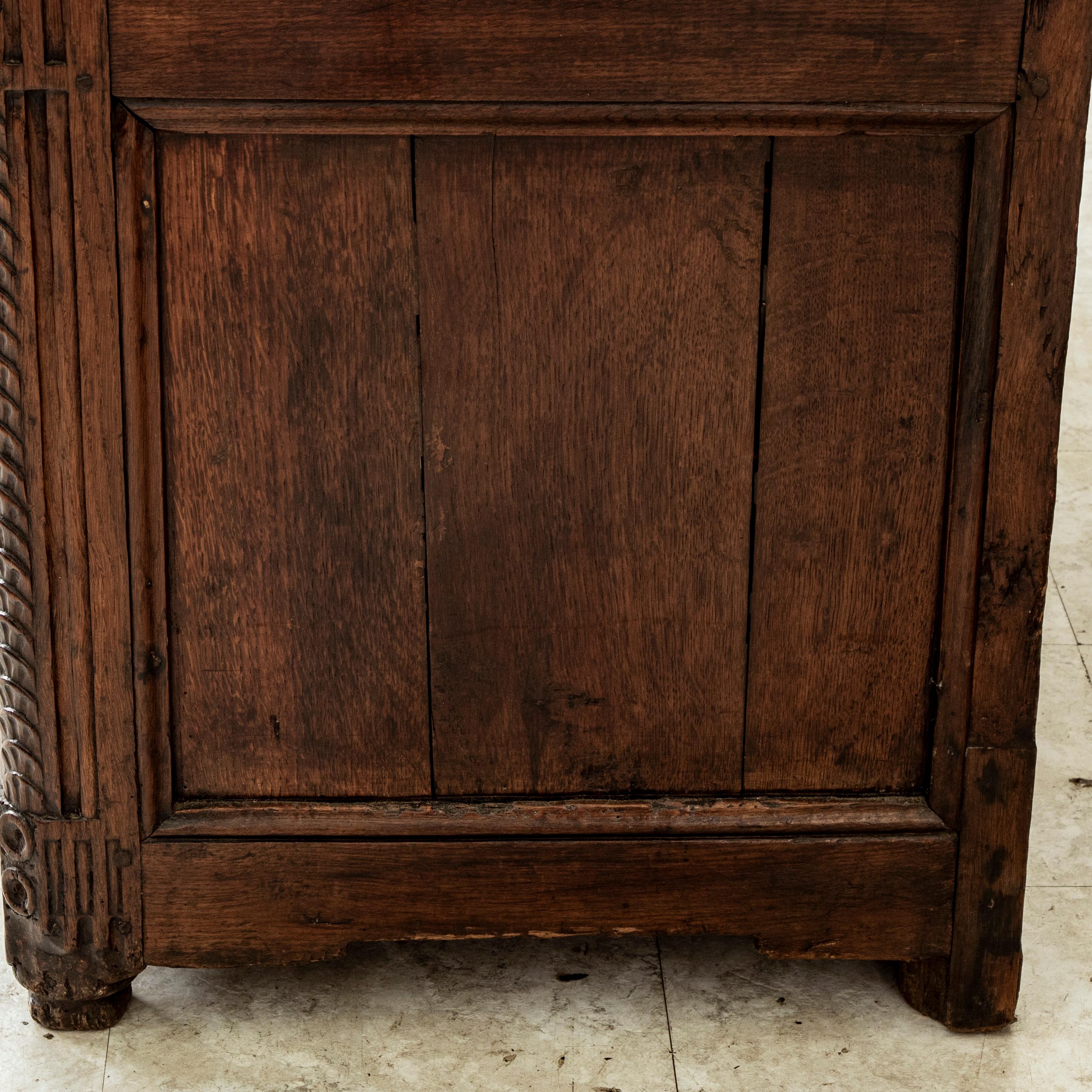 Buffet de présentation en chêne deux corps du début du XVIIIe siècle de l'époque Régence française en vente 12
