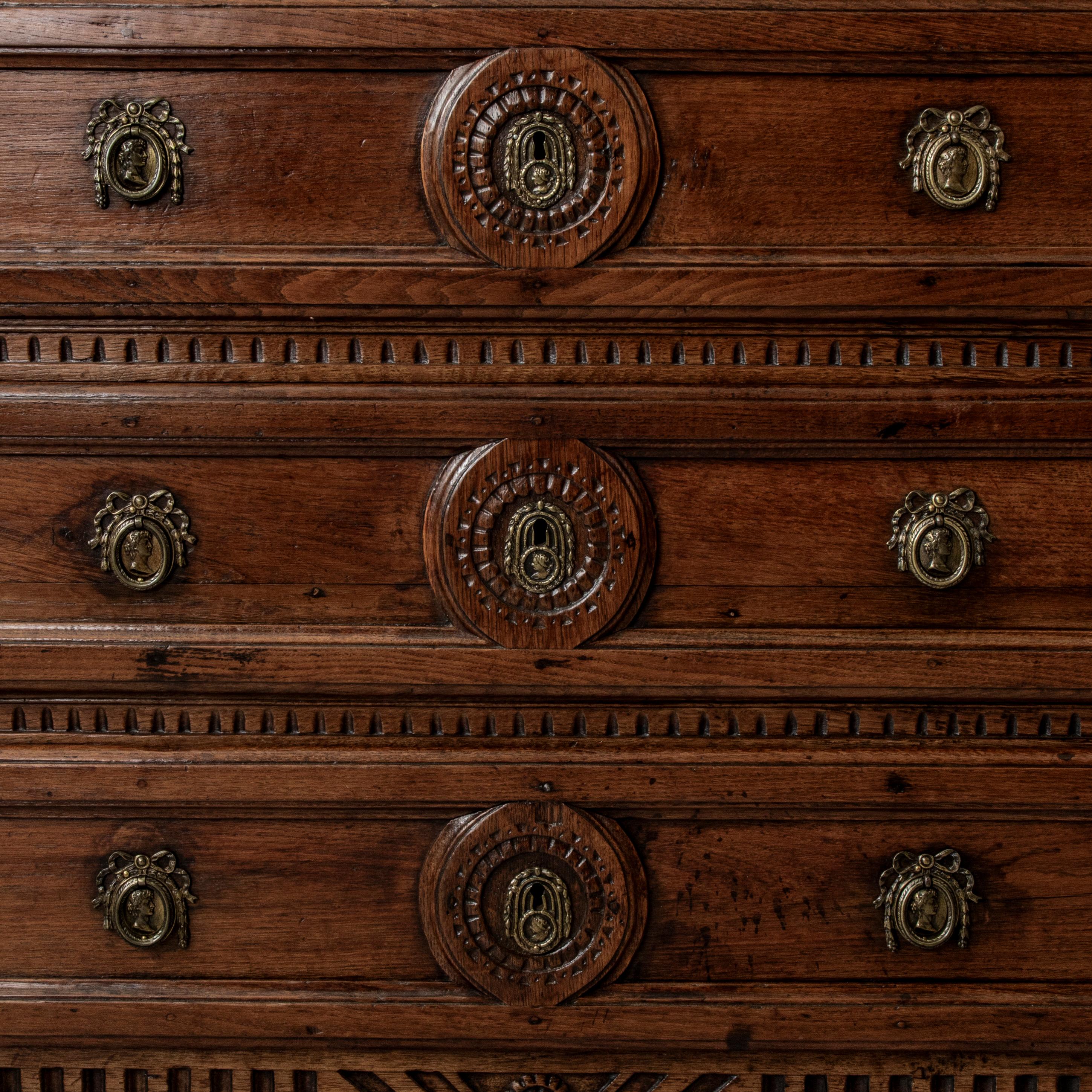 Buffet de présentation en chêne deux corps du début du XVIIIe siècle de l'époque Régence française en vente 13