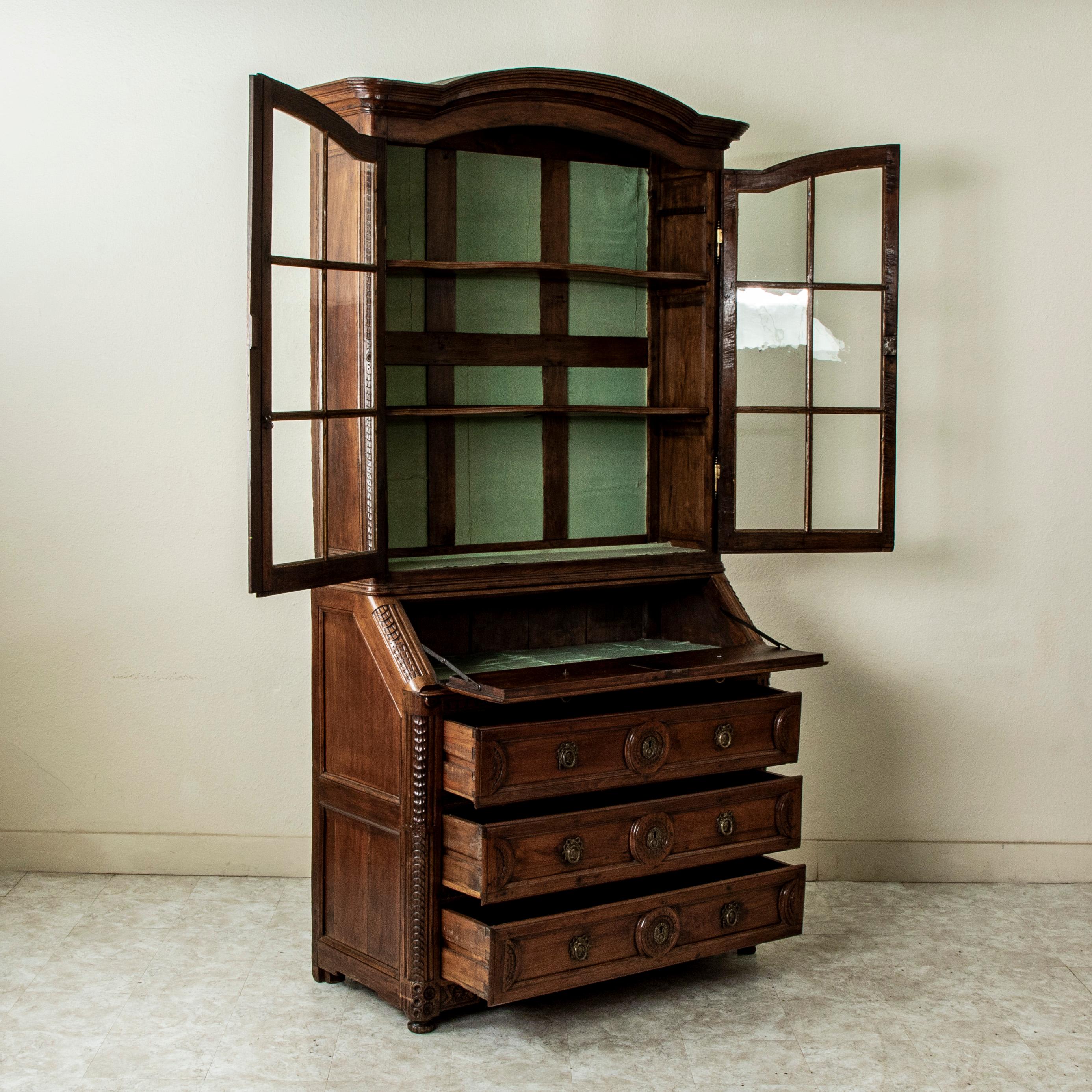 Buffet de présentation en chêne deux corps du début du XVIIIe siècle de l'époque Régence française Bon état - En vente à Fayetteville, AR