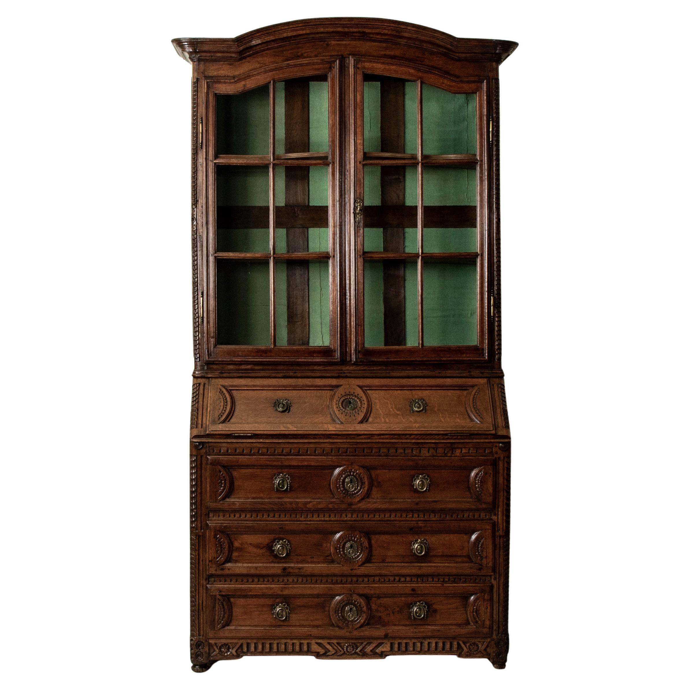 Buffet de présentation en chêne deux corps du début du XVIIIe siècle de l'époque Régence française en vente
