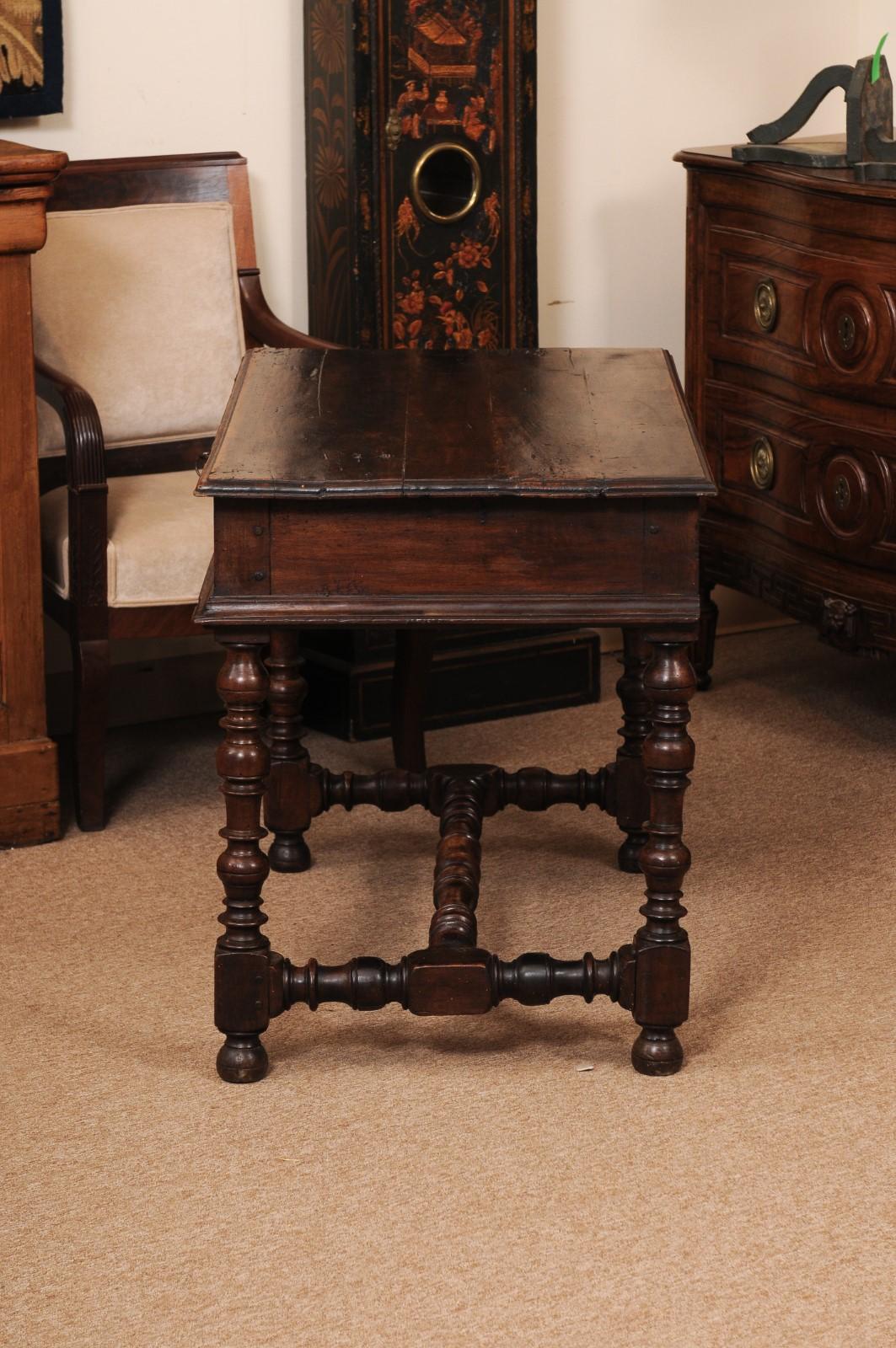 Table de style Louis XIII en noyer français du début du XVIIIe siècle avec pieds tournés en vente 4