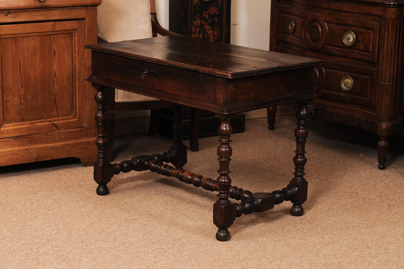 Table de style Louis XIII en noyer français du début du XVIIIe siècle avec pieds tournés en vente 5