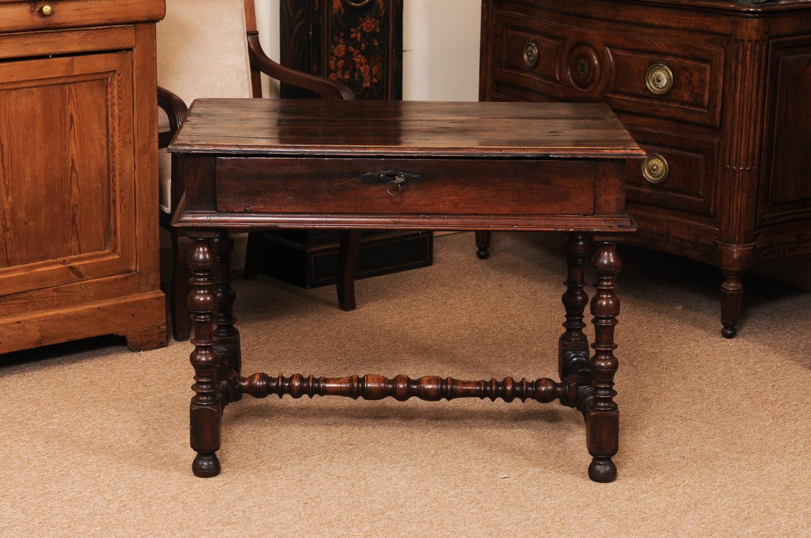 Table de style Louis XIII en noyer français du début du XVIIIe siècle avec pieds tournés en vente 6