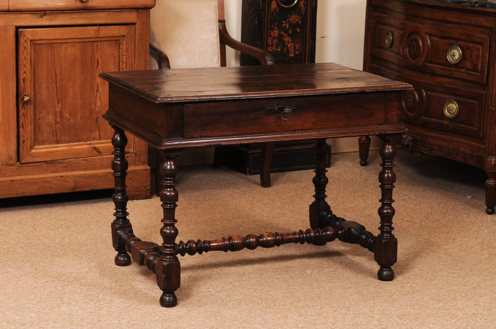 Table de style Louis XIII en noyer français du début du XVIIIe siècle avec pieds tournés et tiroir