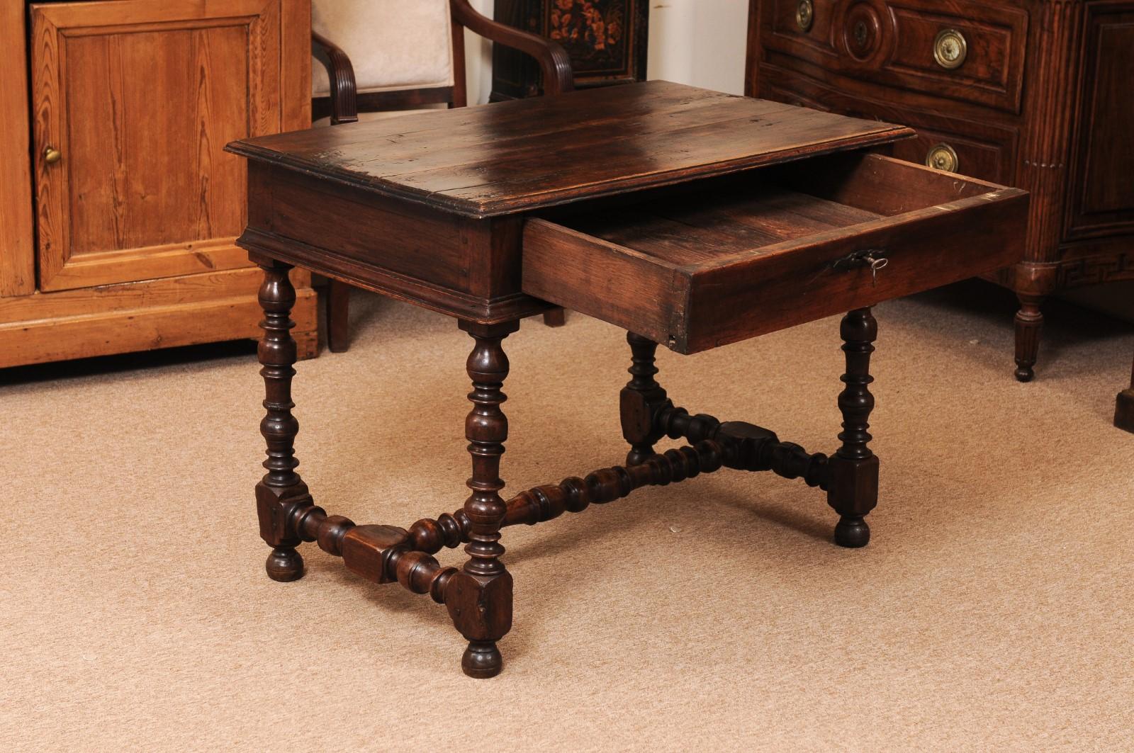 Français Table de style Louis XIII en noyer français du début du XVIIIe siècle avec pieds tournés en vente