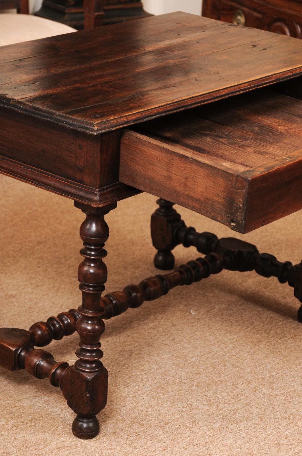 Table de style Louis XIII en noyer français du début du XVIIIe siècle avec pieds tournés État moyen - En vente à Atlanta, GA