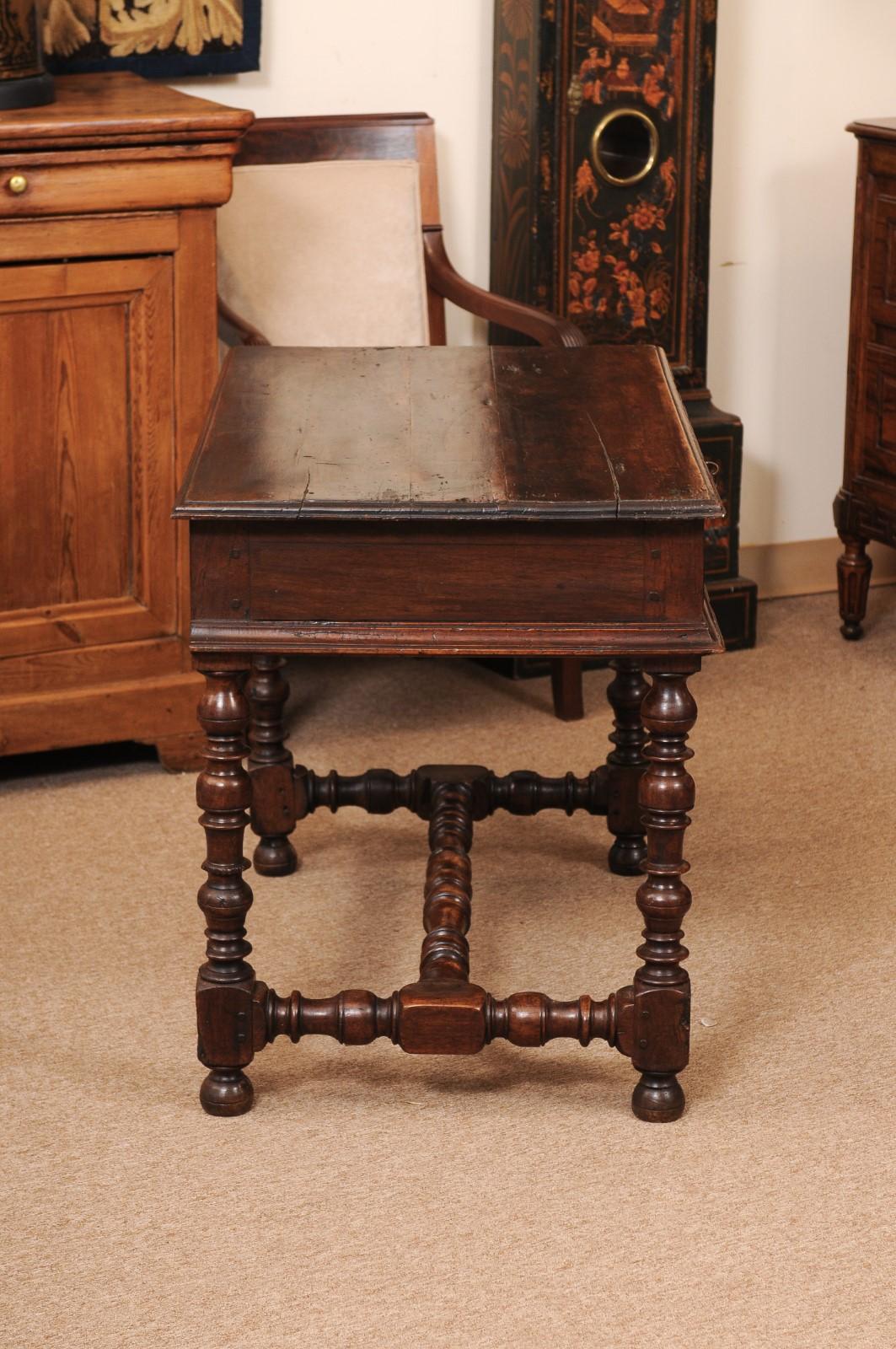 XVIIIe siècle et antérieur Table de style Louis XIII en noyer français du début du XVIIIe siècle avec pieds tournés en vente