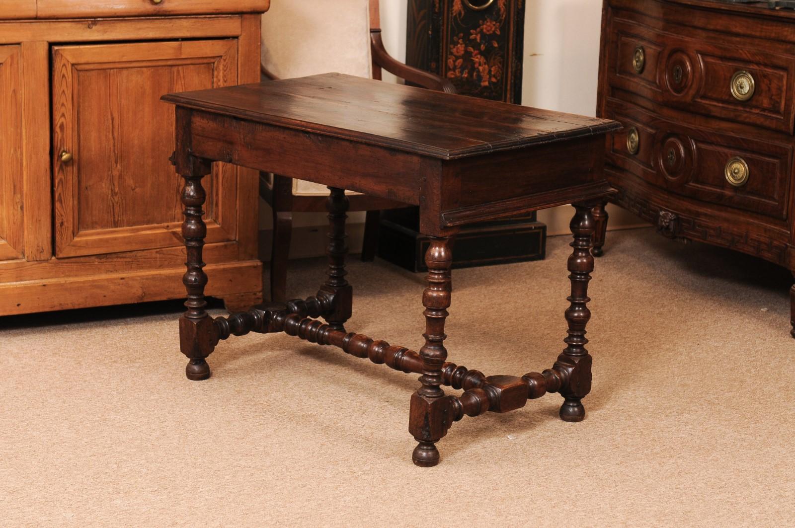 Noyer Table de style Louis XIII en noyer français du début du XVIIIe siècle avec pieds tournés en vente