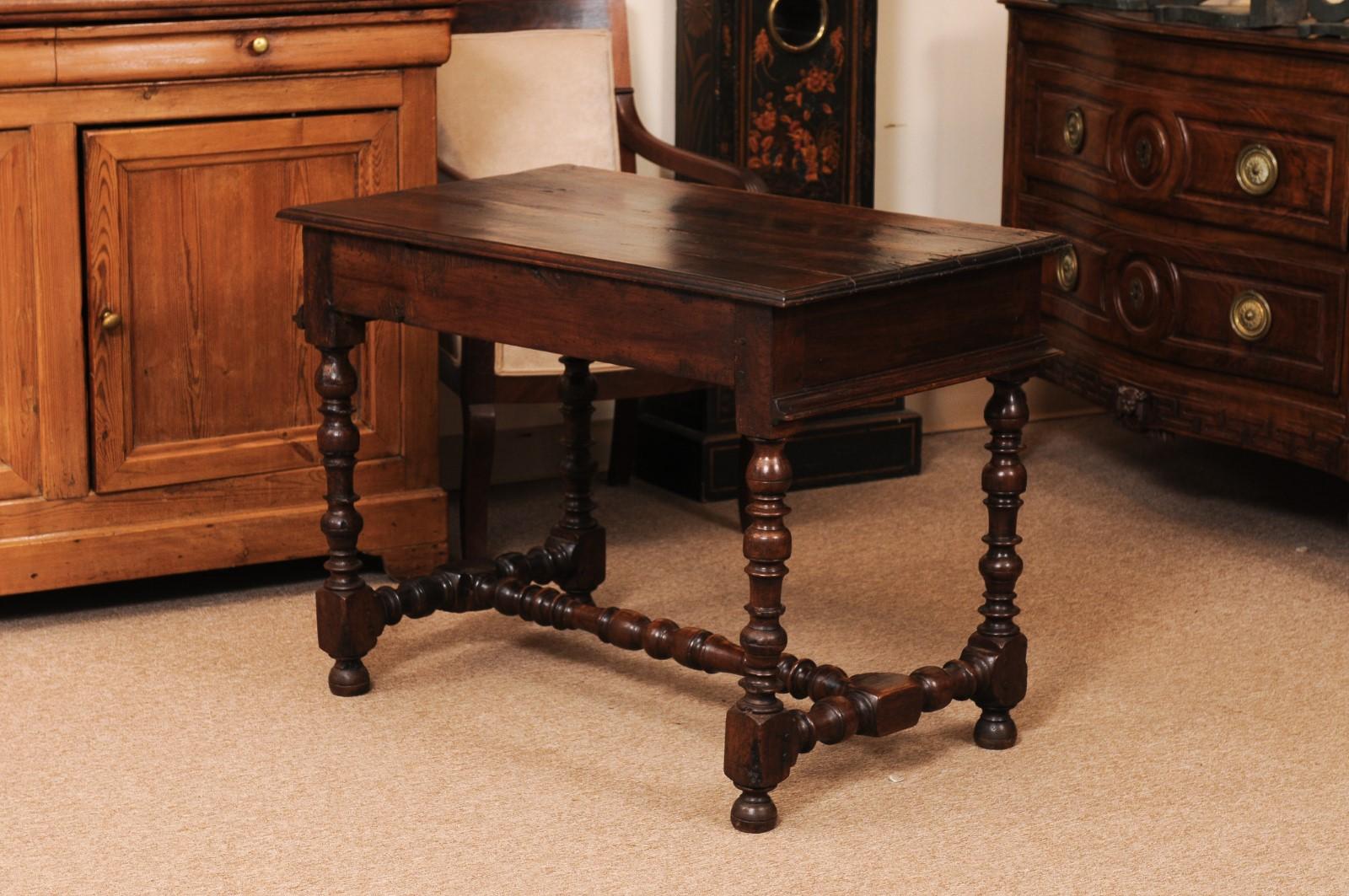 Table de style Louis XIII en noyer français du début du XVIIIe siècle avec pieds tournés en vente 1