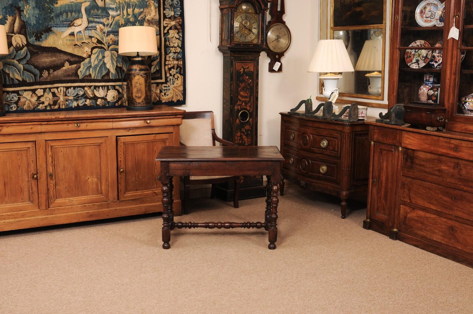 Table de style Louis XIII en noyer français du début du XVIIIe siècle avec pieds tournés en vente 2