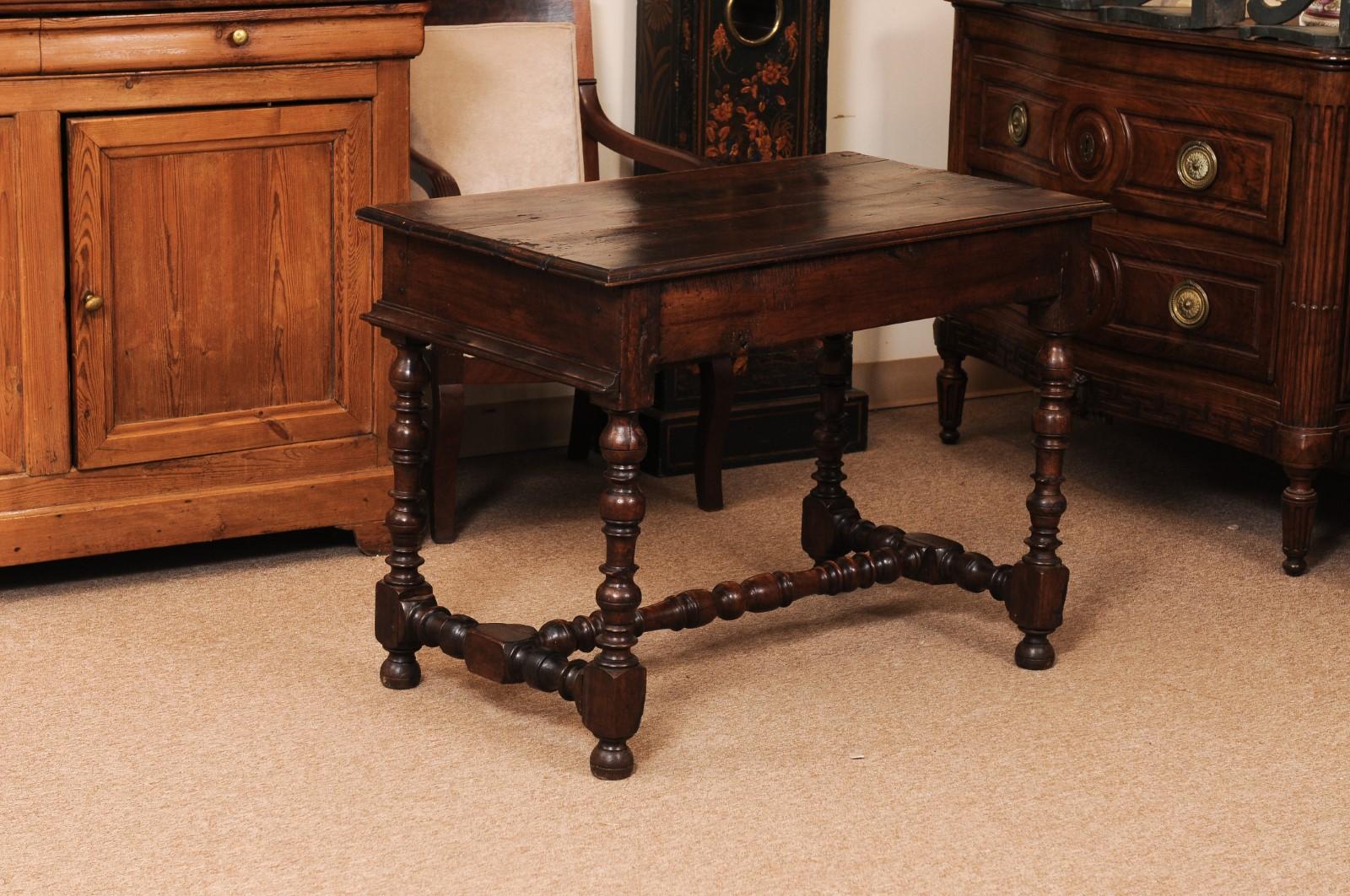 Table de style Louis XIII en noyer français du début du XVIIIe siècle avec pieds tournés en vente 3