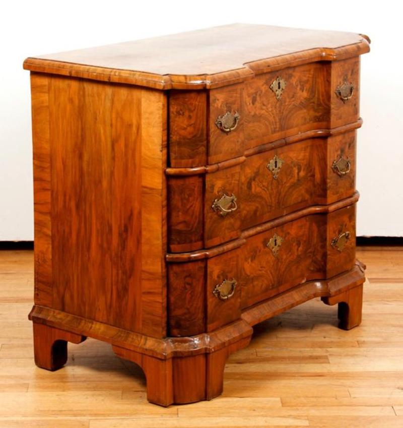 Early 18th century George I Burled Elm Block Front Three Drawer Chest
Pulls have been replaced, has original backboard
England, circa 1725 (late George I)
Measures: 32.5