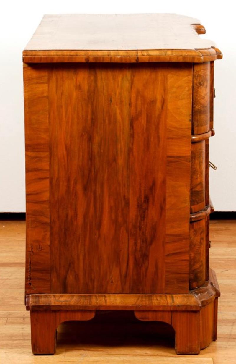 Early 18th Century George I Burled Elm Block Front Three Drawer Chest In Good Condition In Middleburg, VA